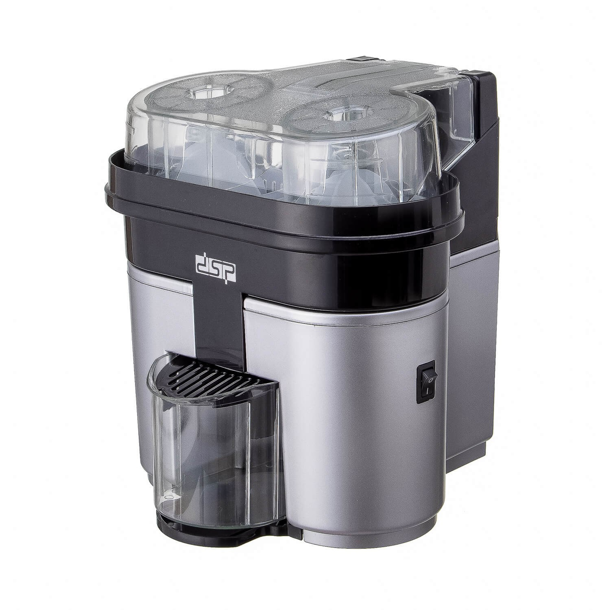 Соковыжималка электрическая на белом фоне