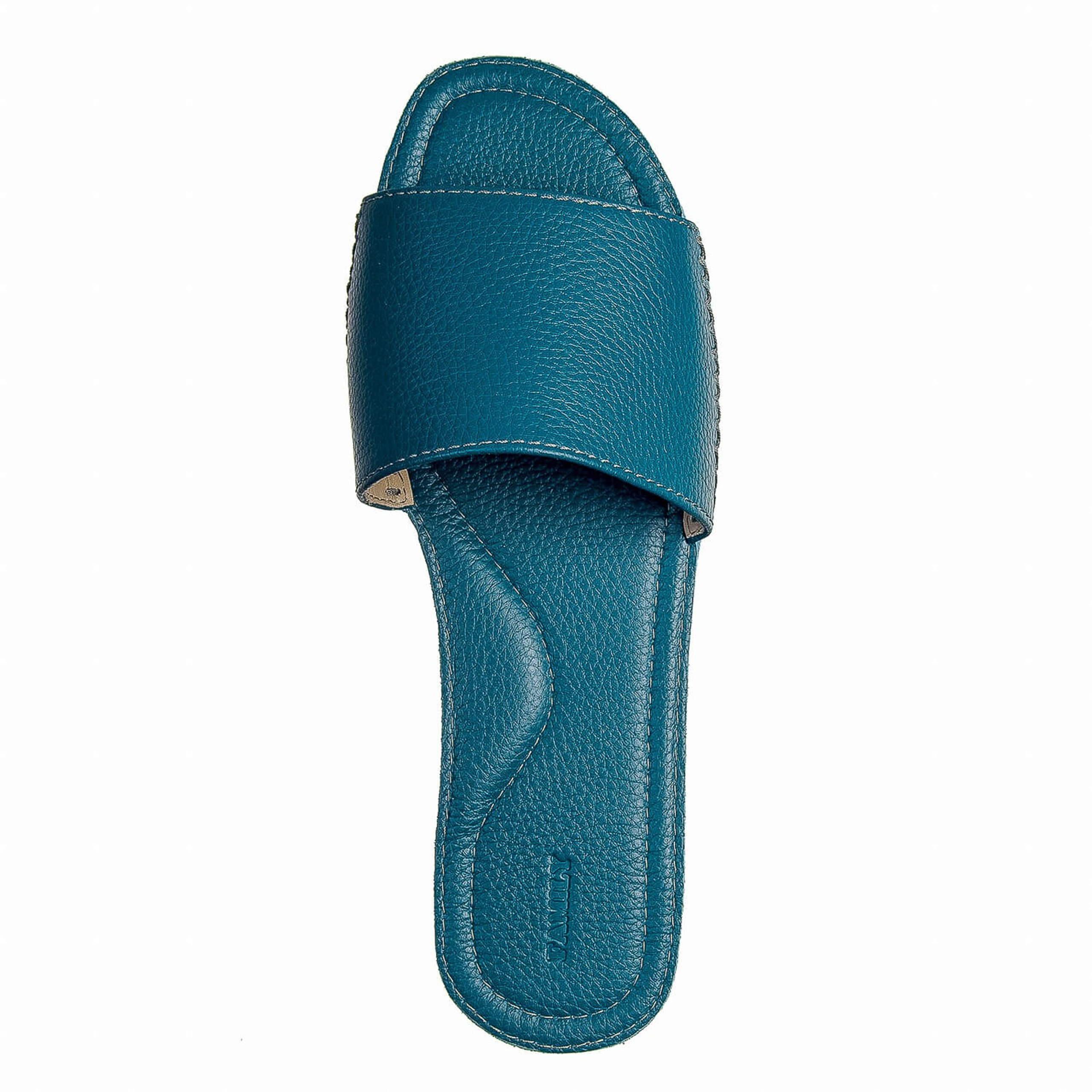 Тапочек на белом фоне