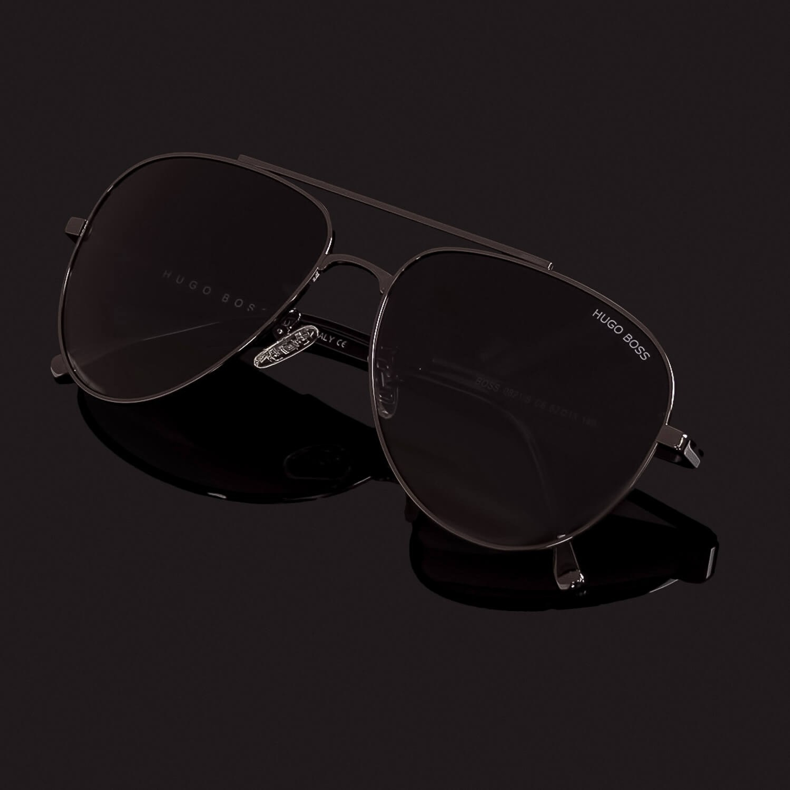 Очки с защитой от солнца на черном фоне