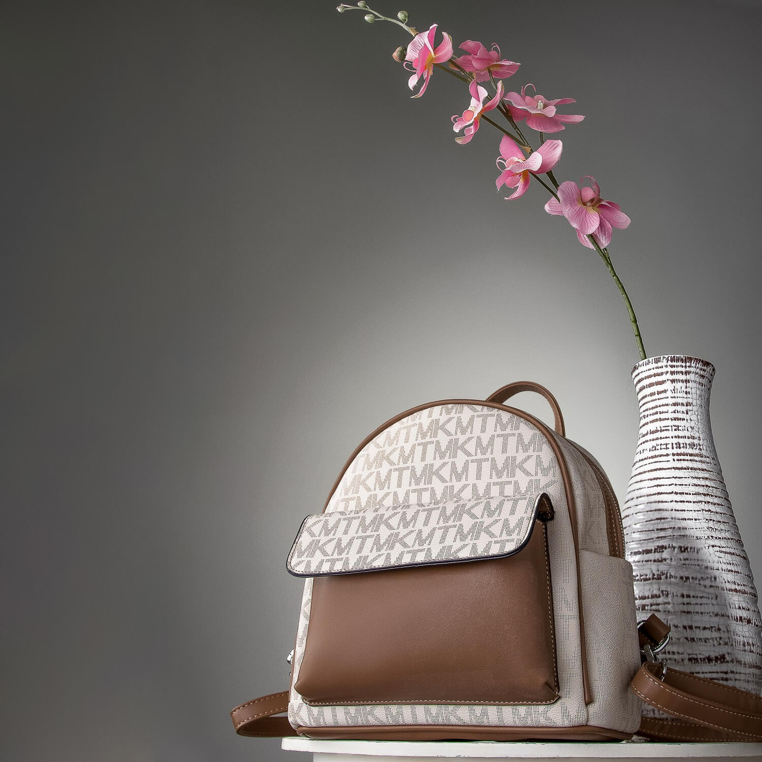 Рюкзак женский в интерьере