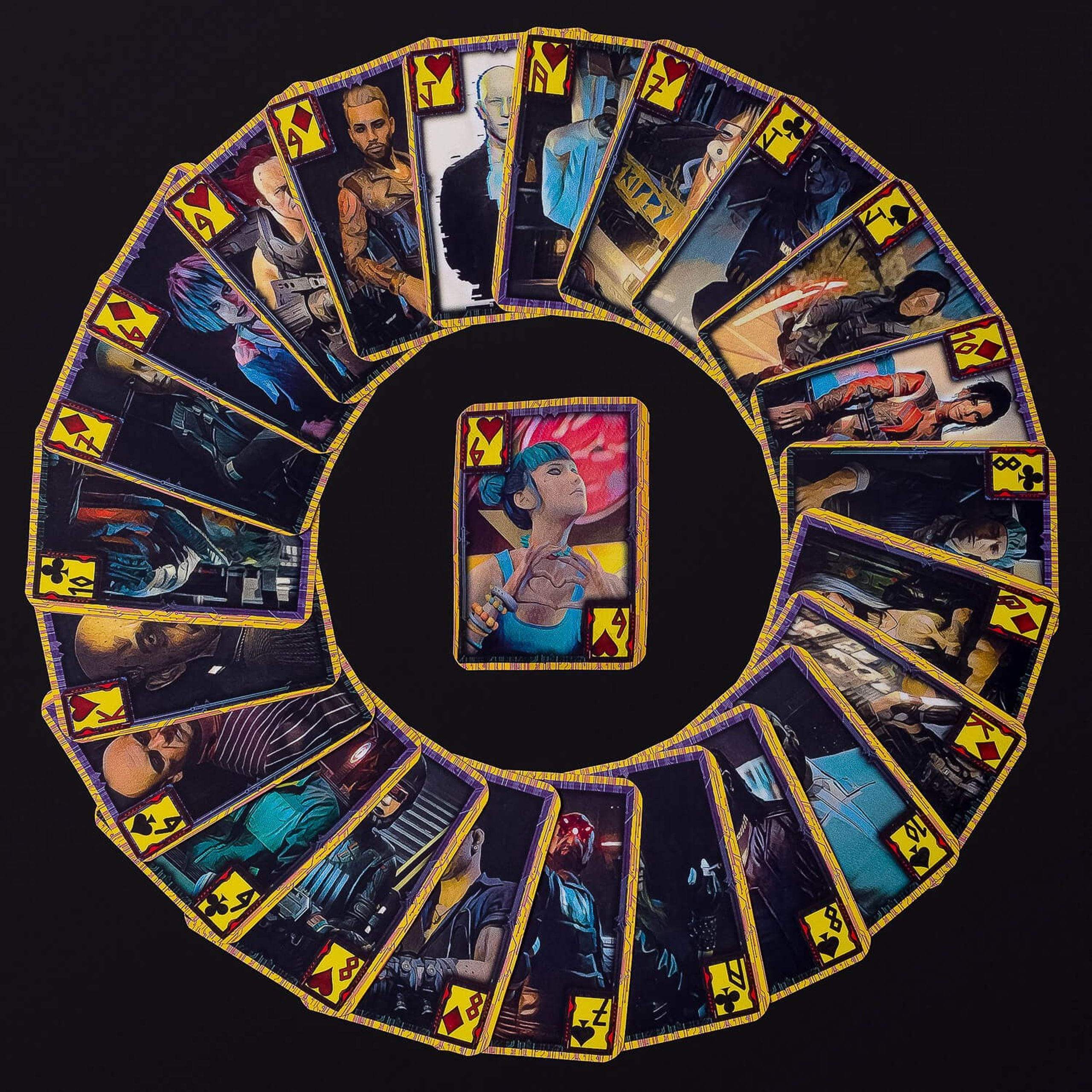 Набор карт разложенных кругом на черном фоне