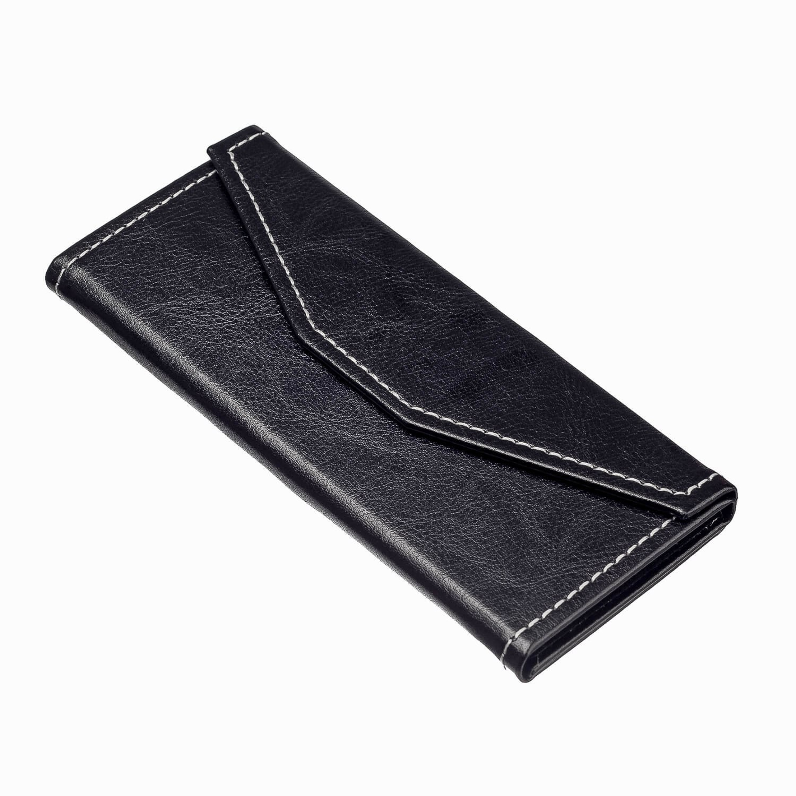 Футляр для очков на белом фоне