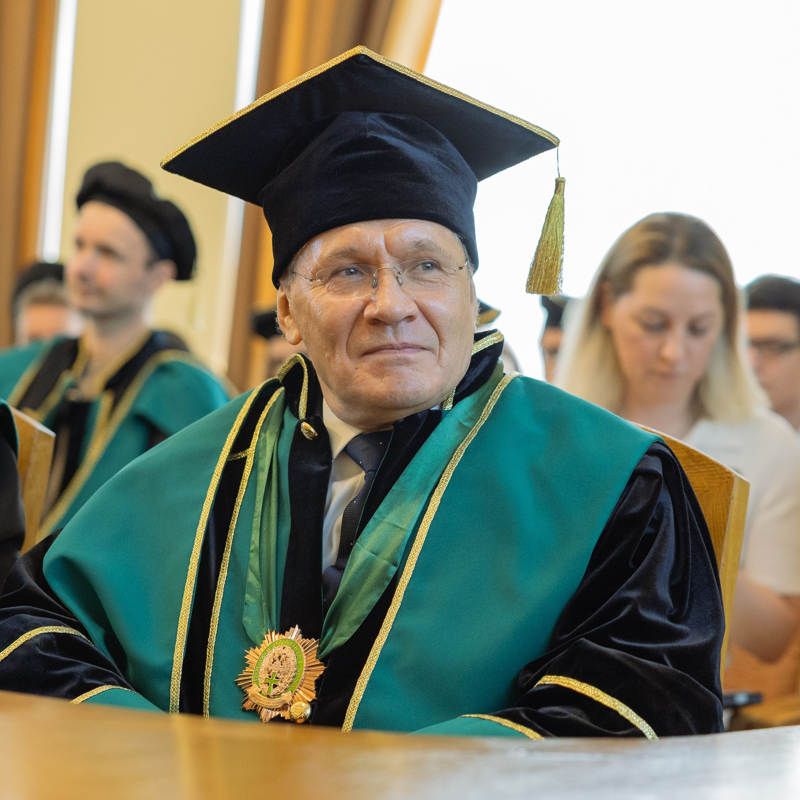 Вручение мантии Алексею Лихачёву