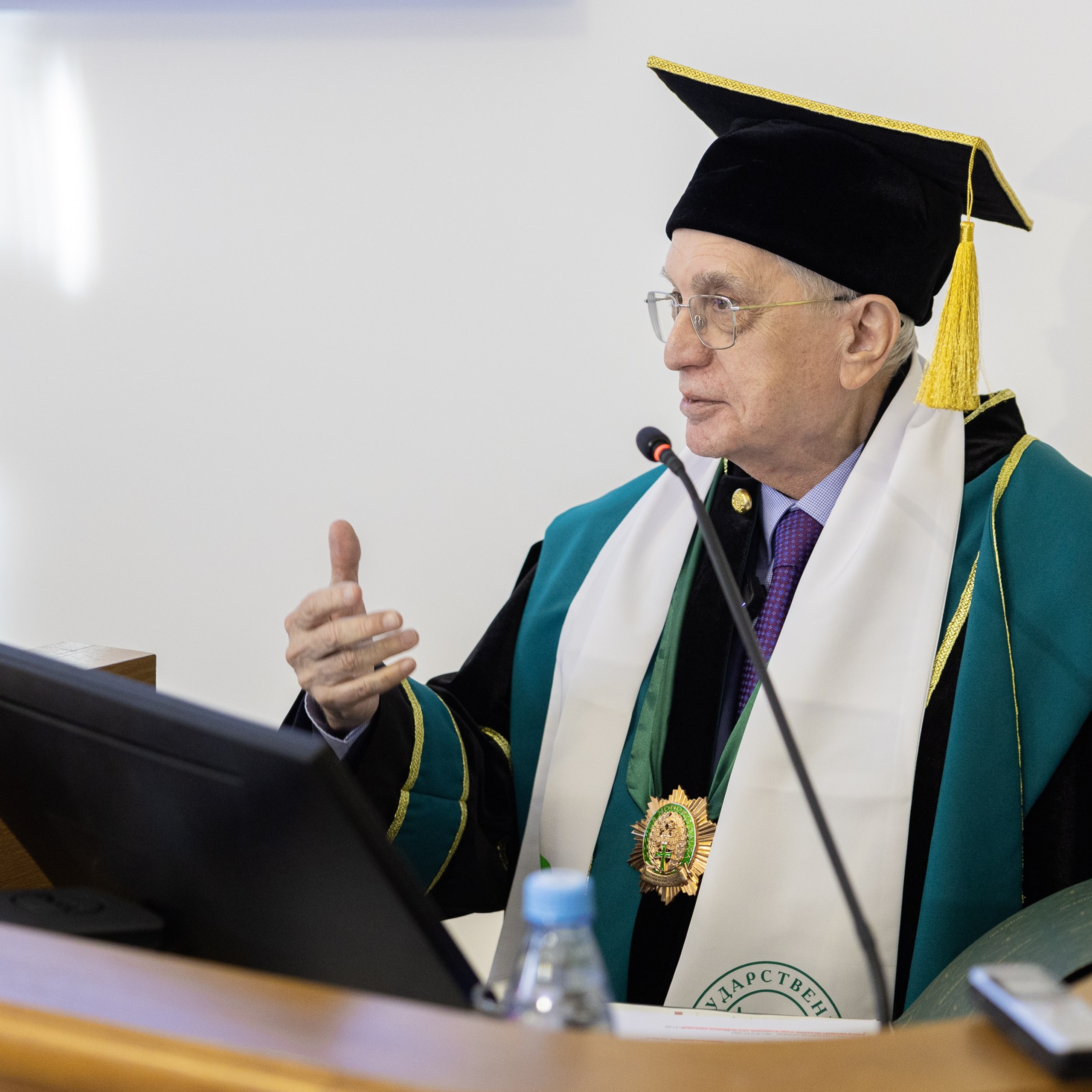 Вручения Мантия Почётного доктора директору Эрмитажа Михаилу Пиотровскому