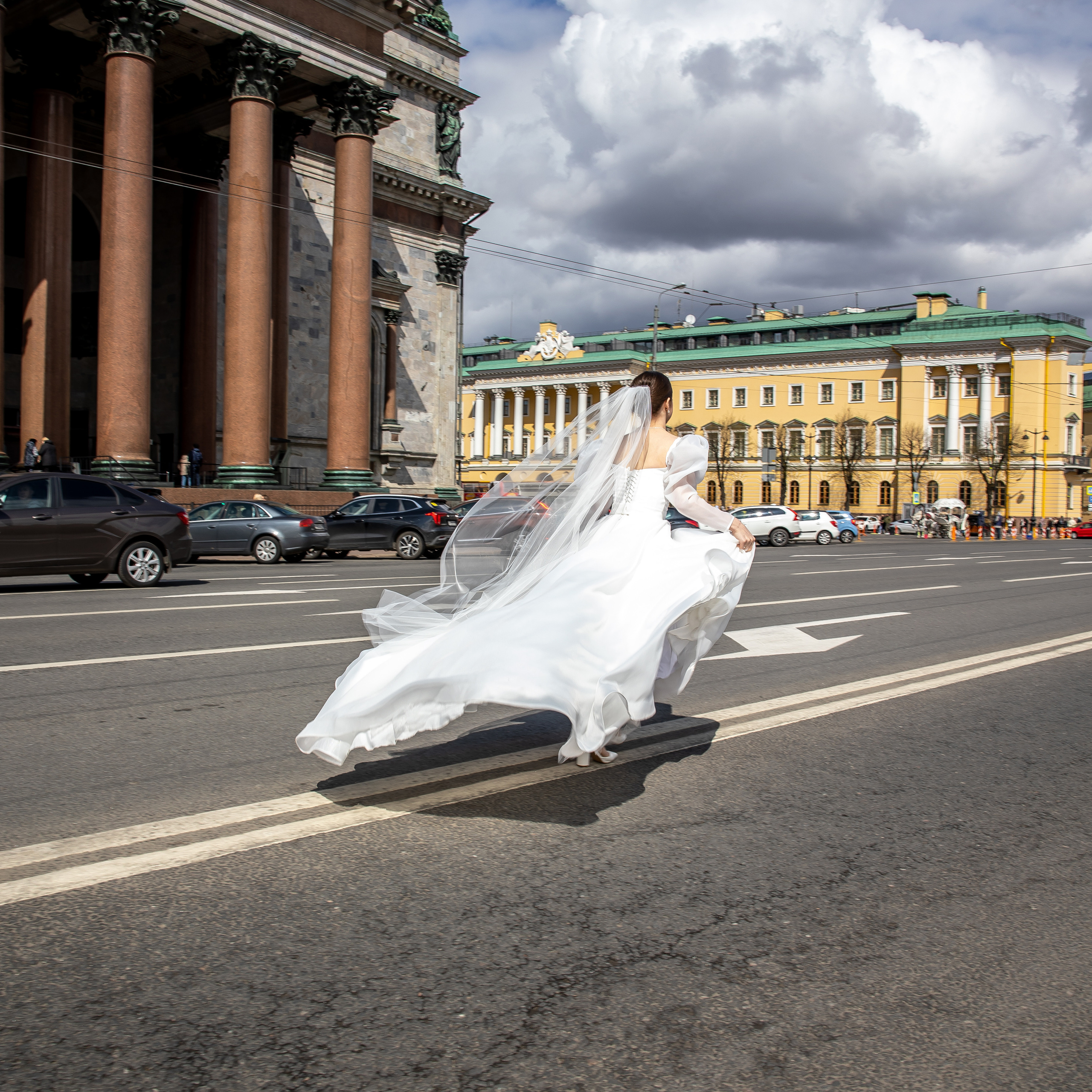 Красивая невеста у Исаакиевского собора СПБ. Свадебные фото