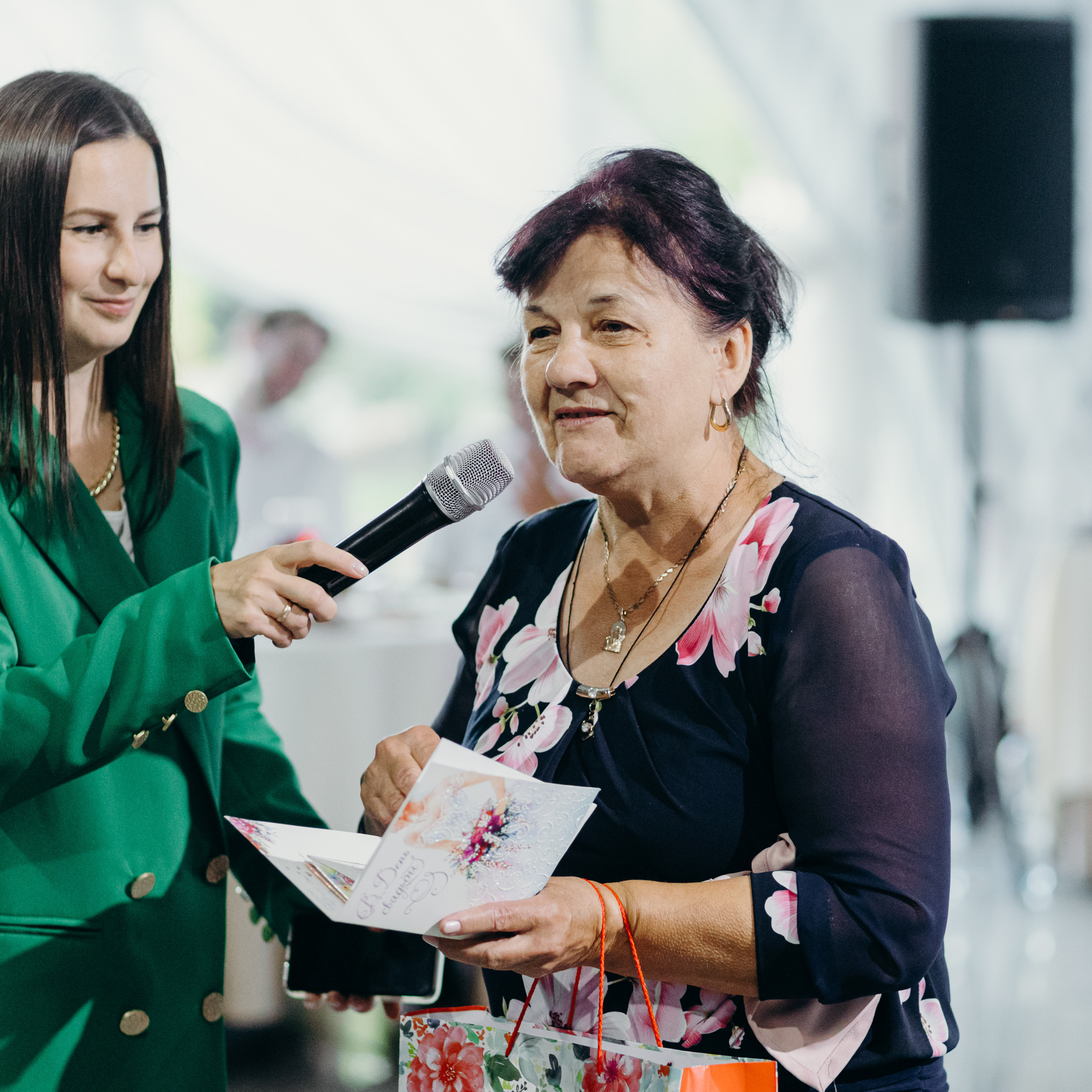 ведущий с оборудованием и диджеем Светлана Винокурова 