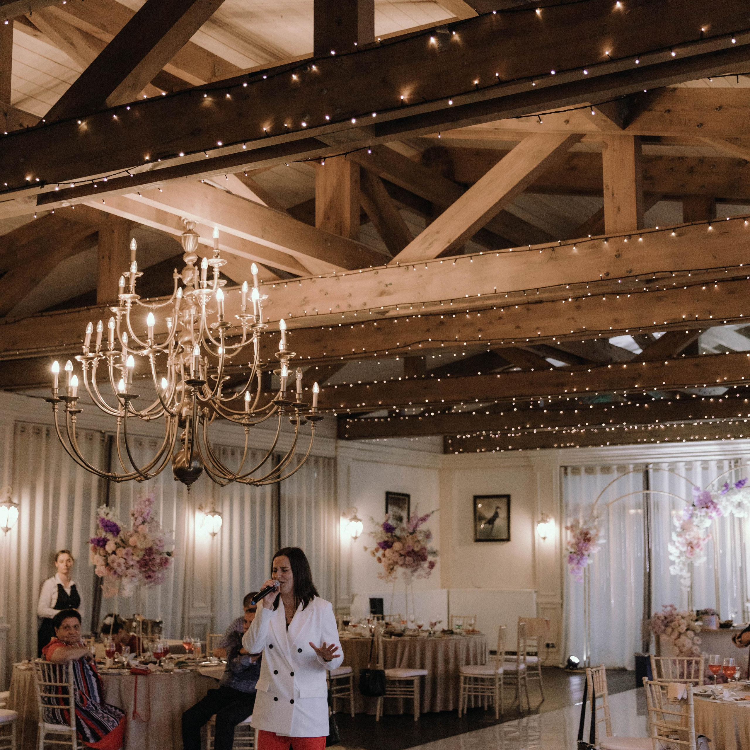 поющая ведущая Светлана Винокурова 