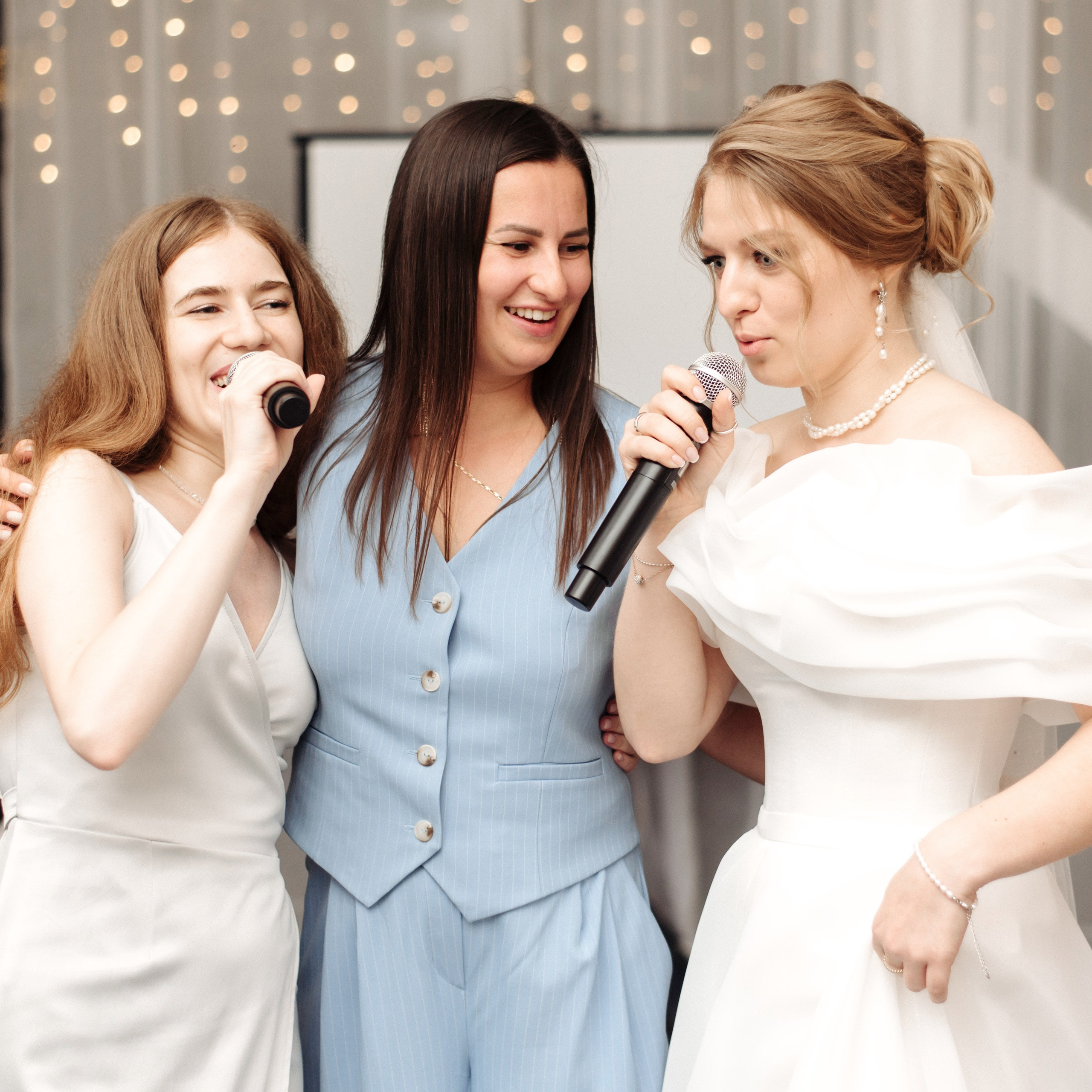 невеста с подругой и ведущая поют Светлана Винокурова
