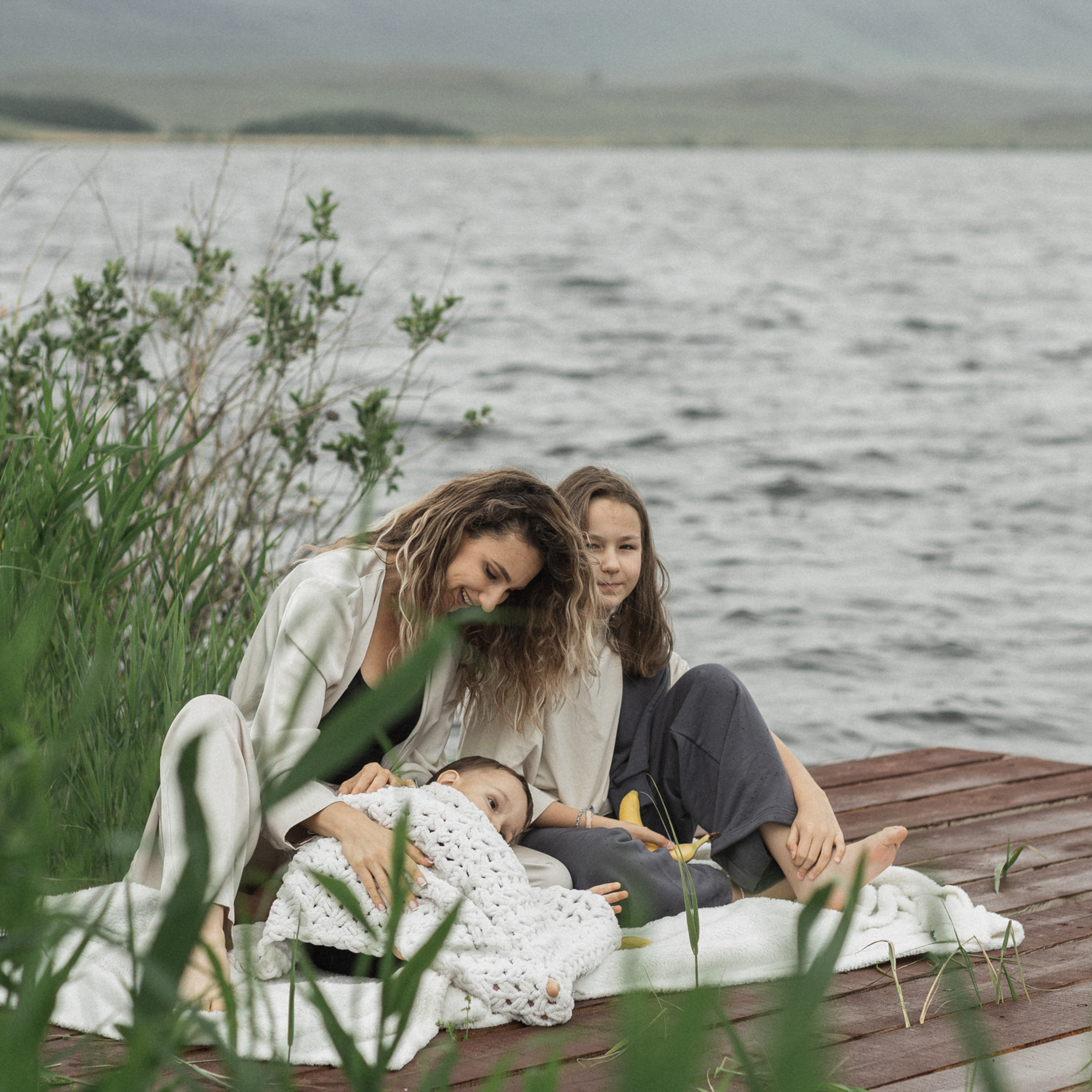 Маша с&nbsp;детьми на&nbsp;озере