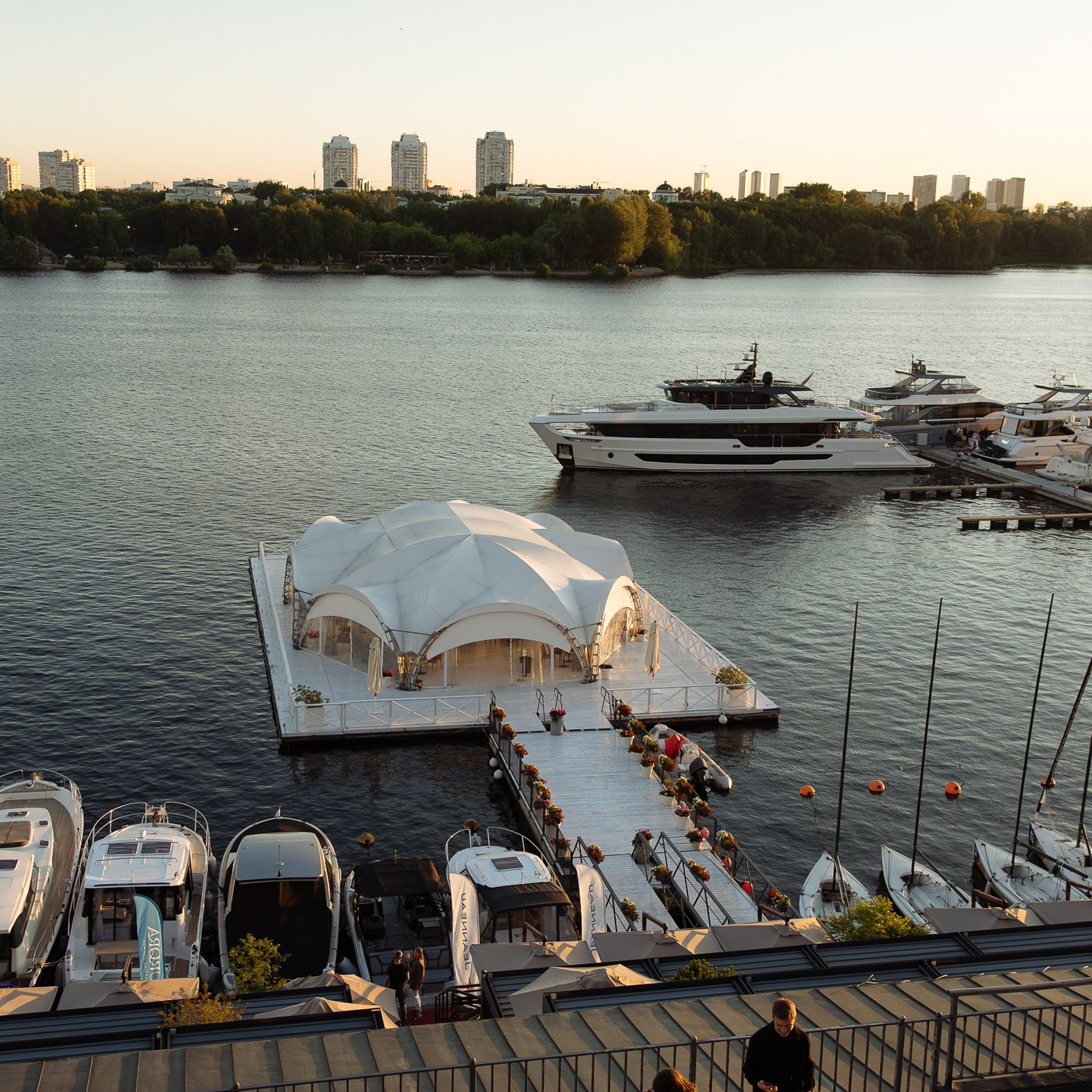 Выставка яхт и&nbsp;катеров. Ryal Yacht Club
