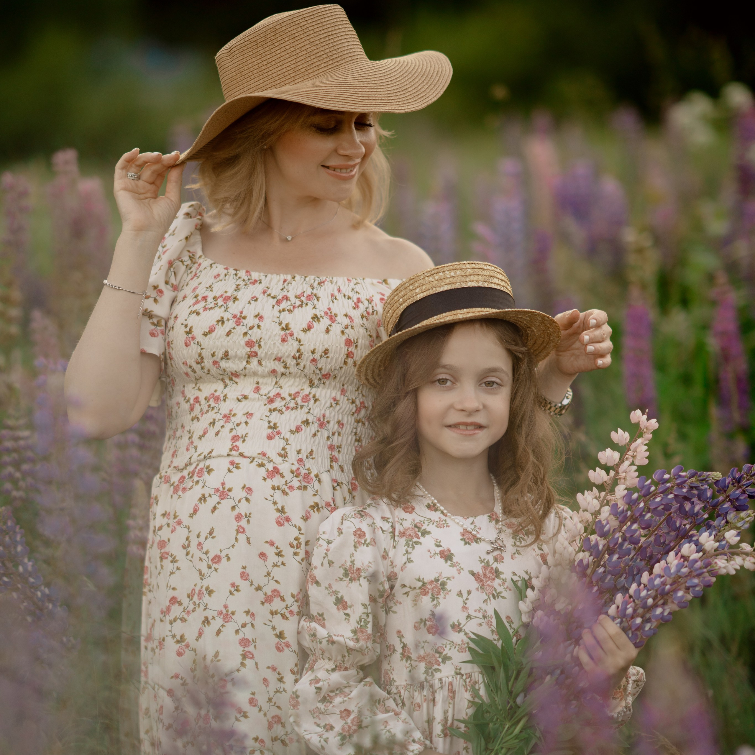 Ульяна с мамой Лизой в нежной фотосессии на природе.