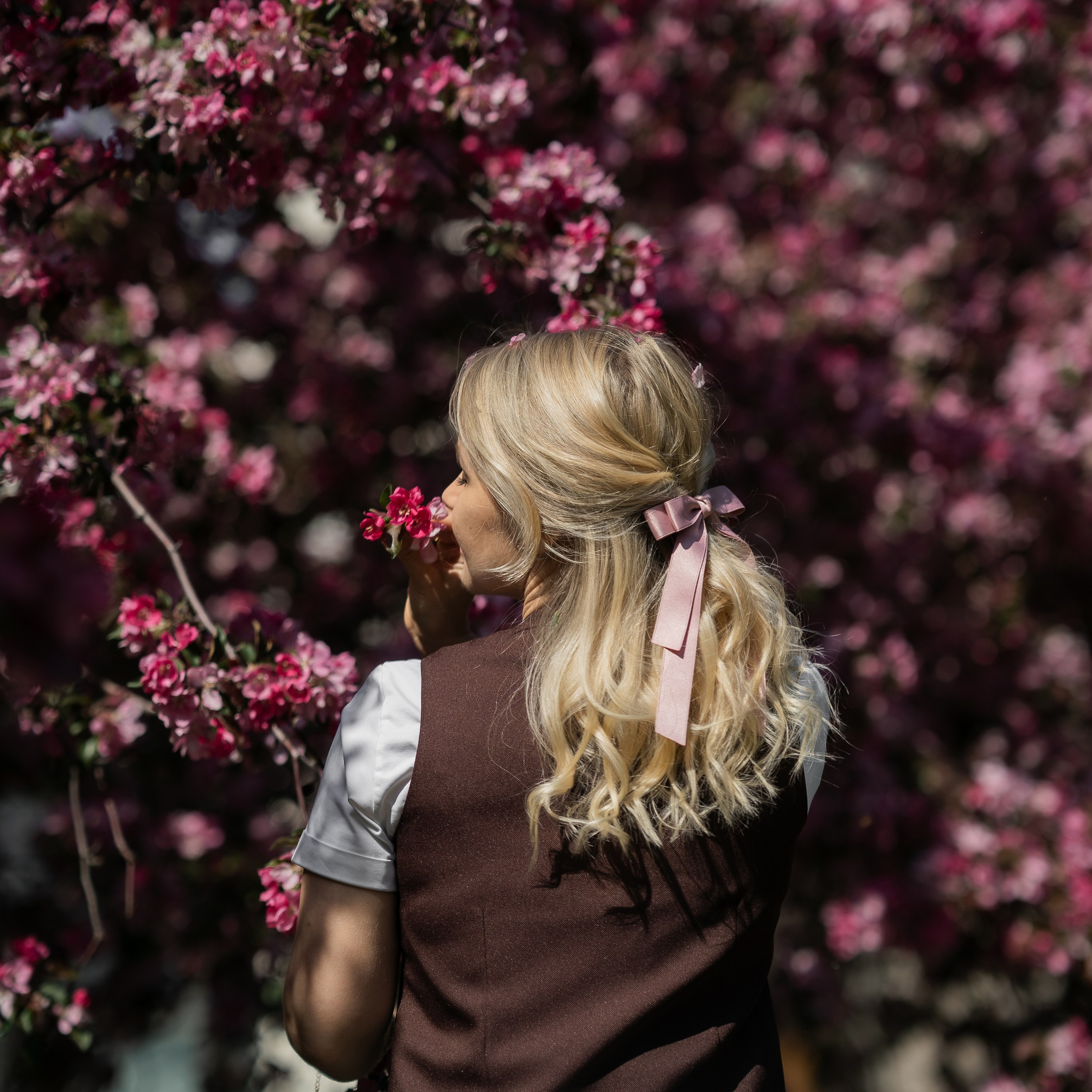 Даша и яблоня. Москва, ВДНХ