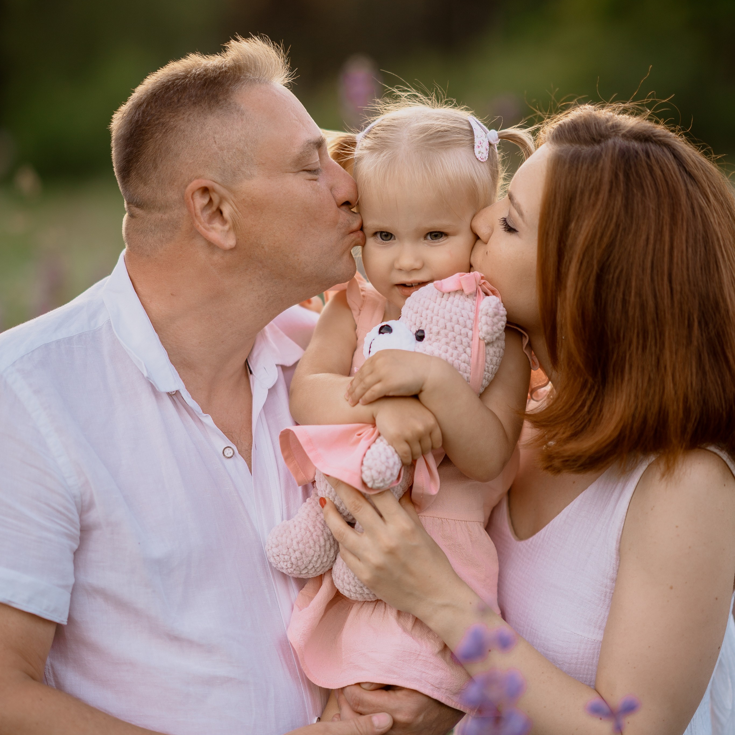 Фотосессия в люпинах. Анюта с мамой и папой.