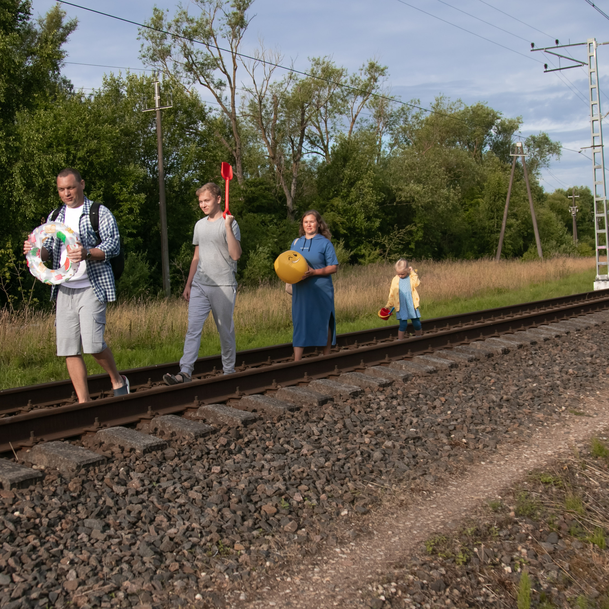 Есения, выходи, это я -Юля!