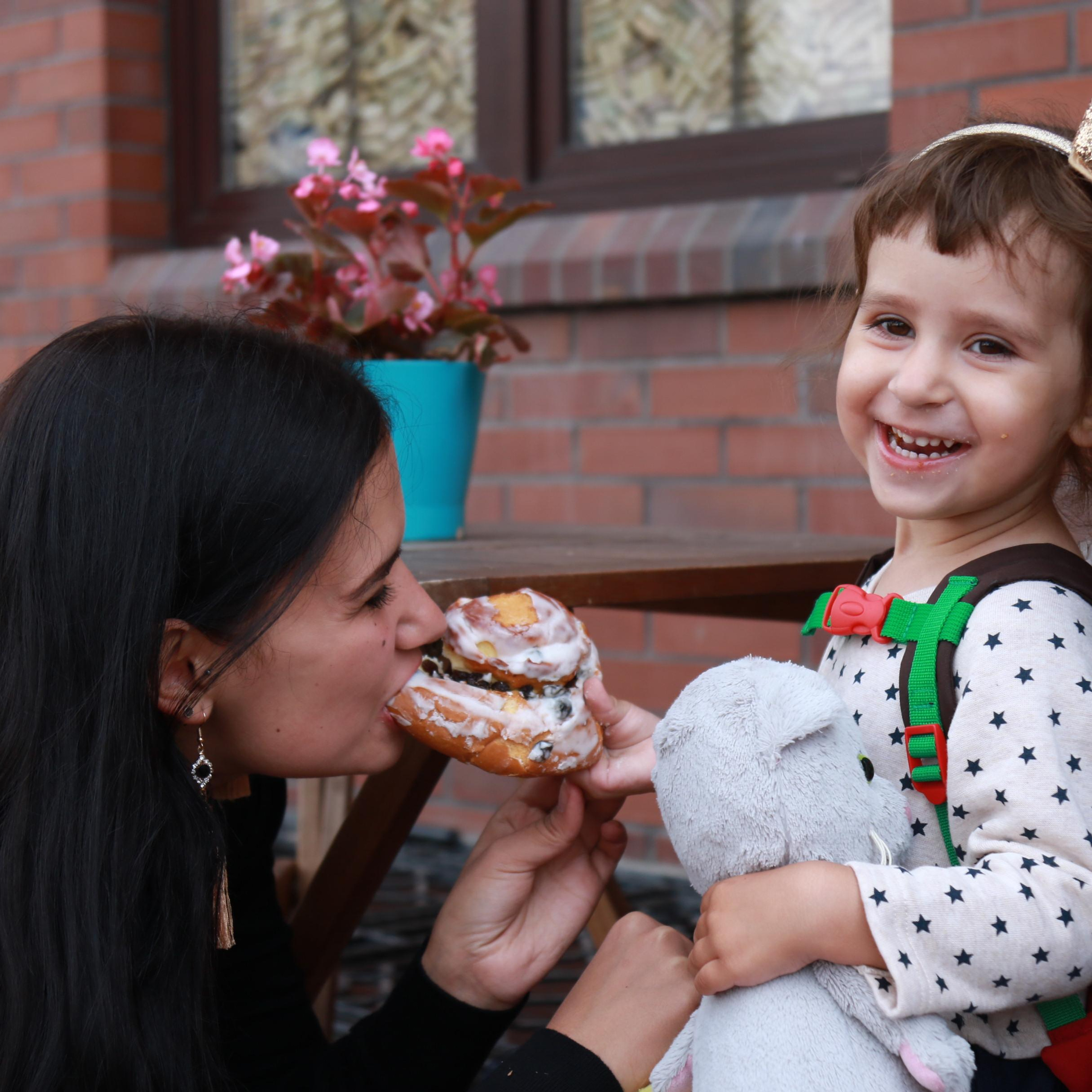 я гуляю с мамой, самой лучшей мамой на свете