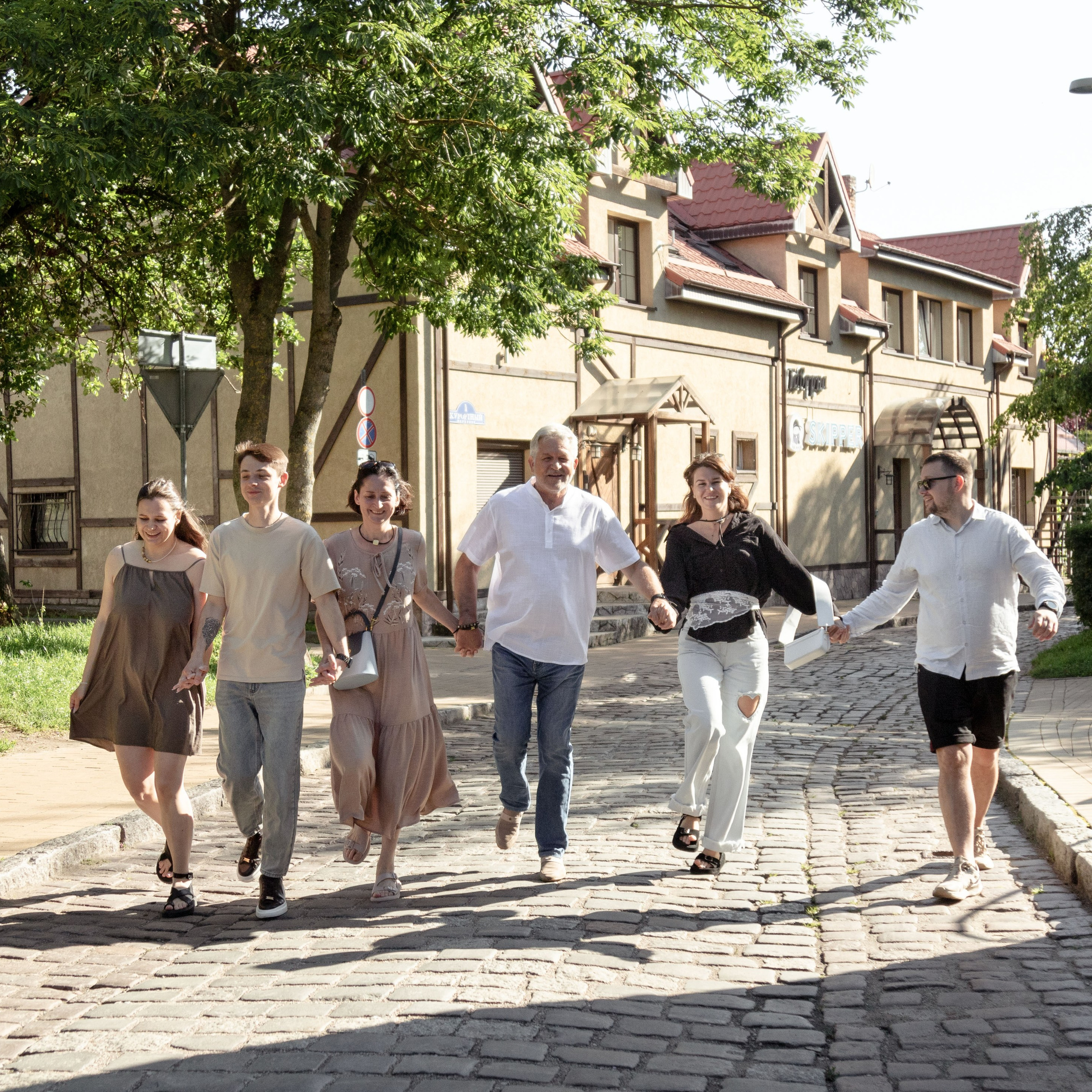 вместе весело шагать! :)