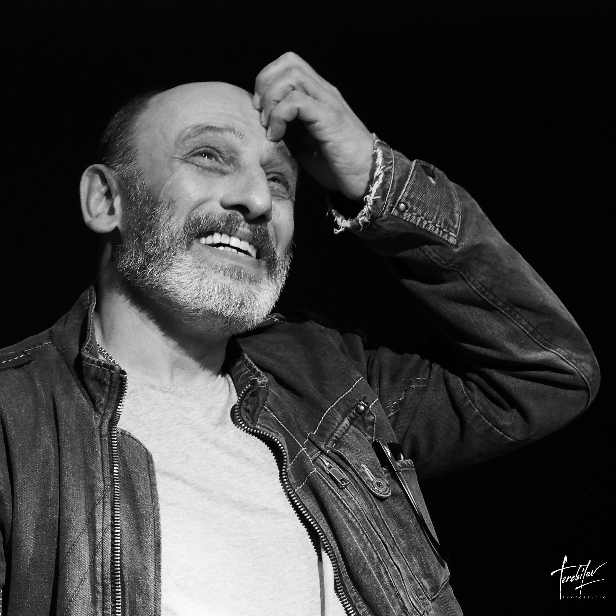 «МЕЖДУ» — моноспектакль — режисёр и актёр — АРТУРА КОЧКАНЯНА