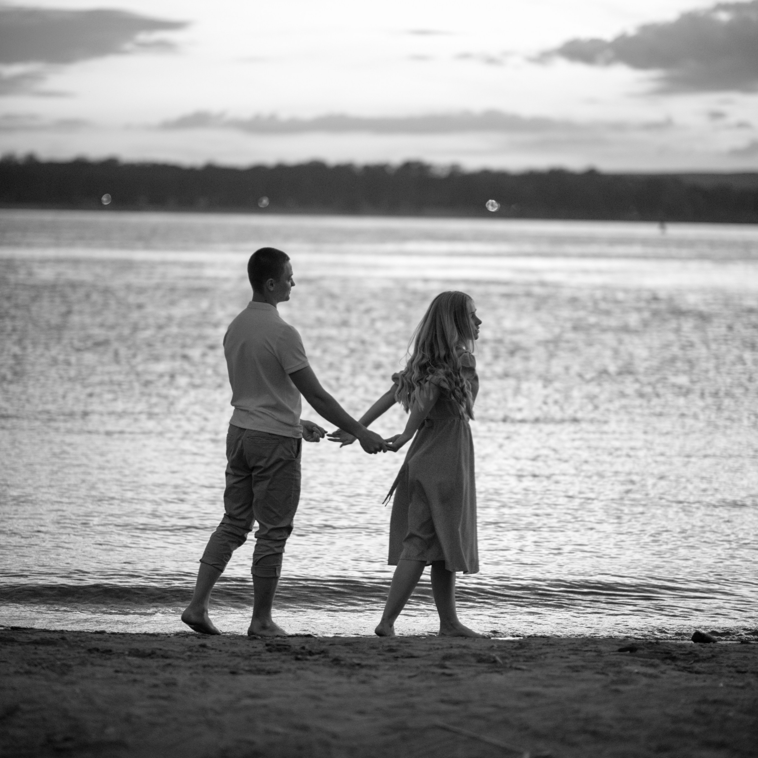 Двое ходили по земле…