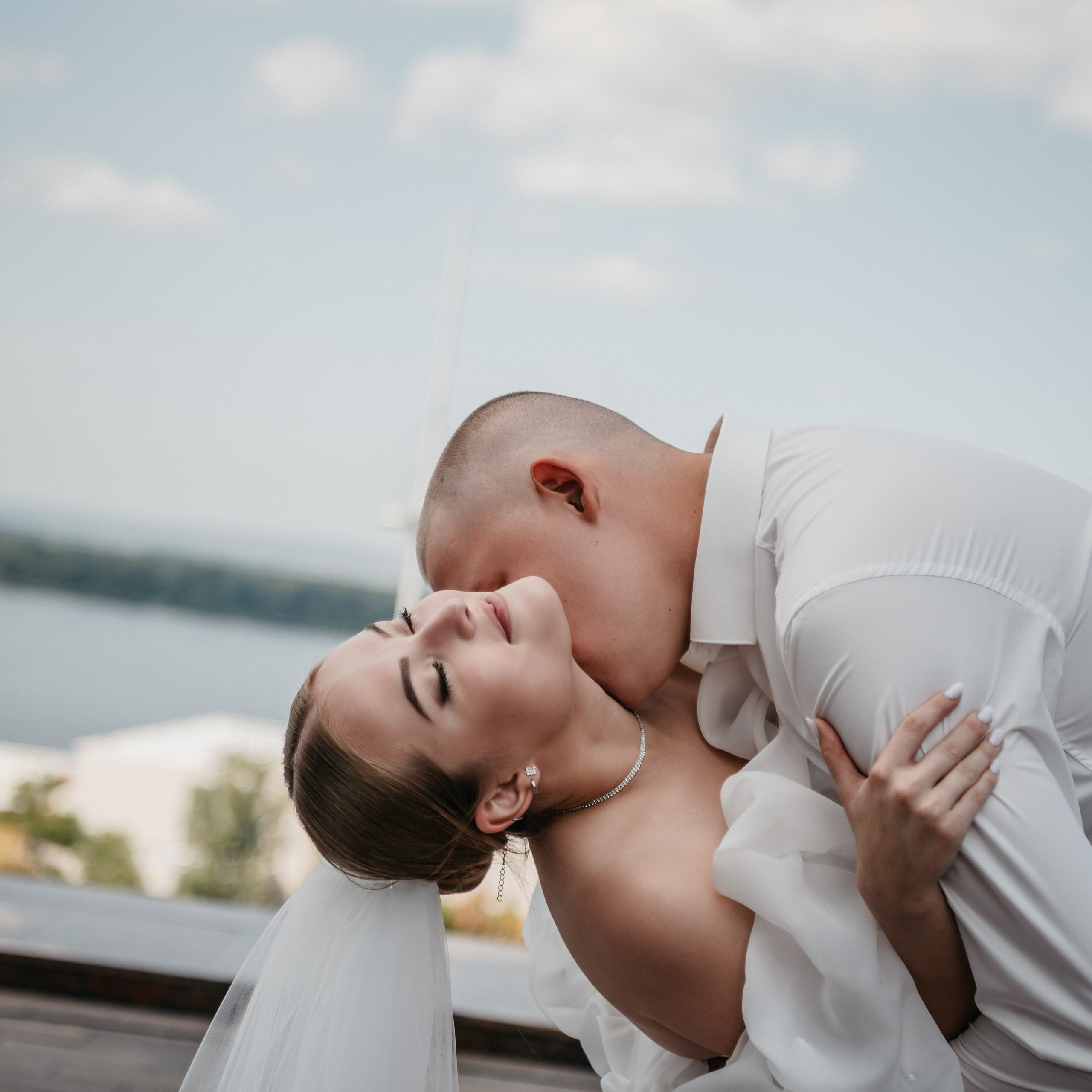 Я ее сжимаю крепче крепкого