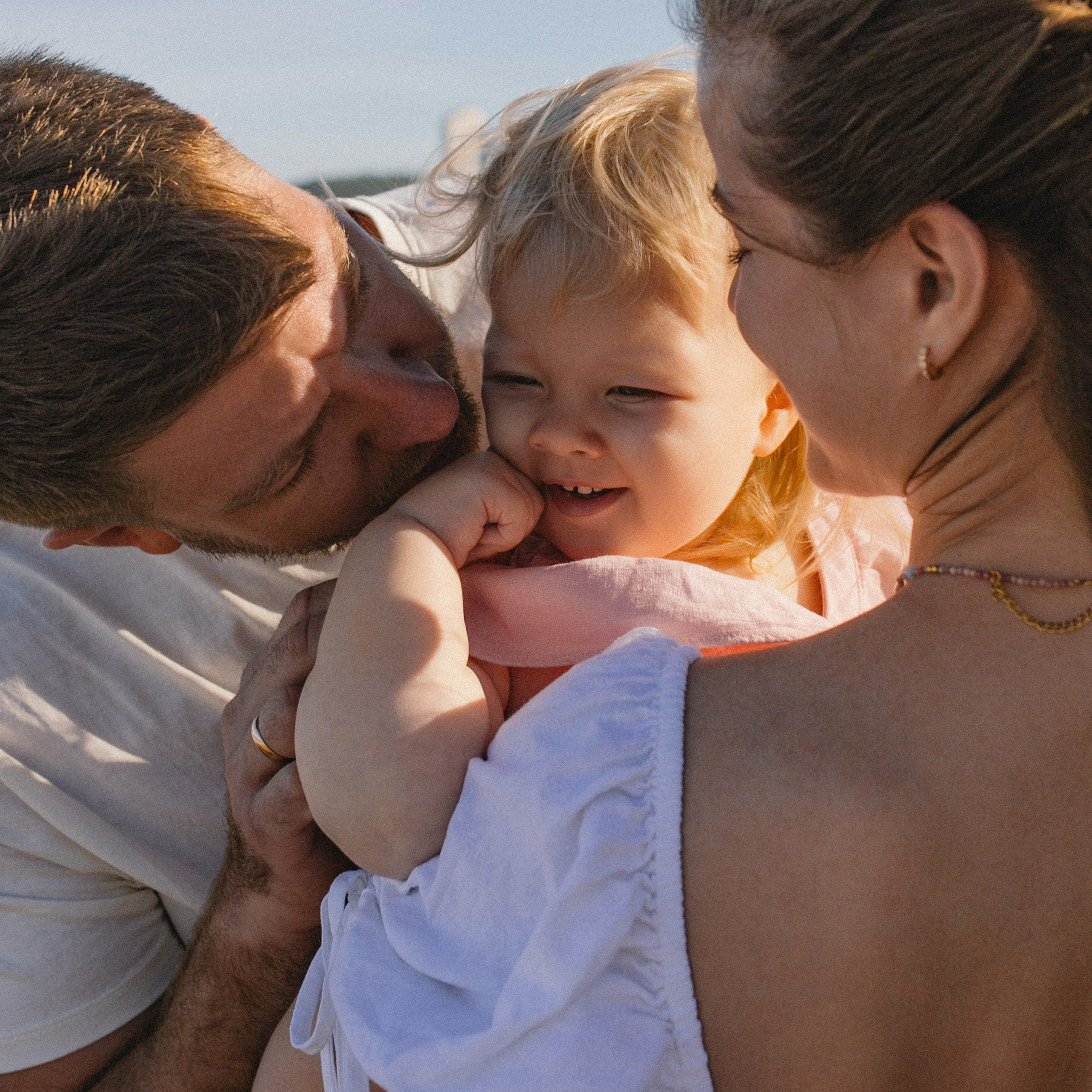 Вика и Влад с Соней на пляже