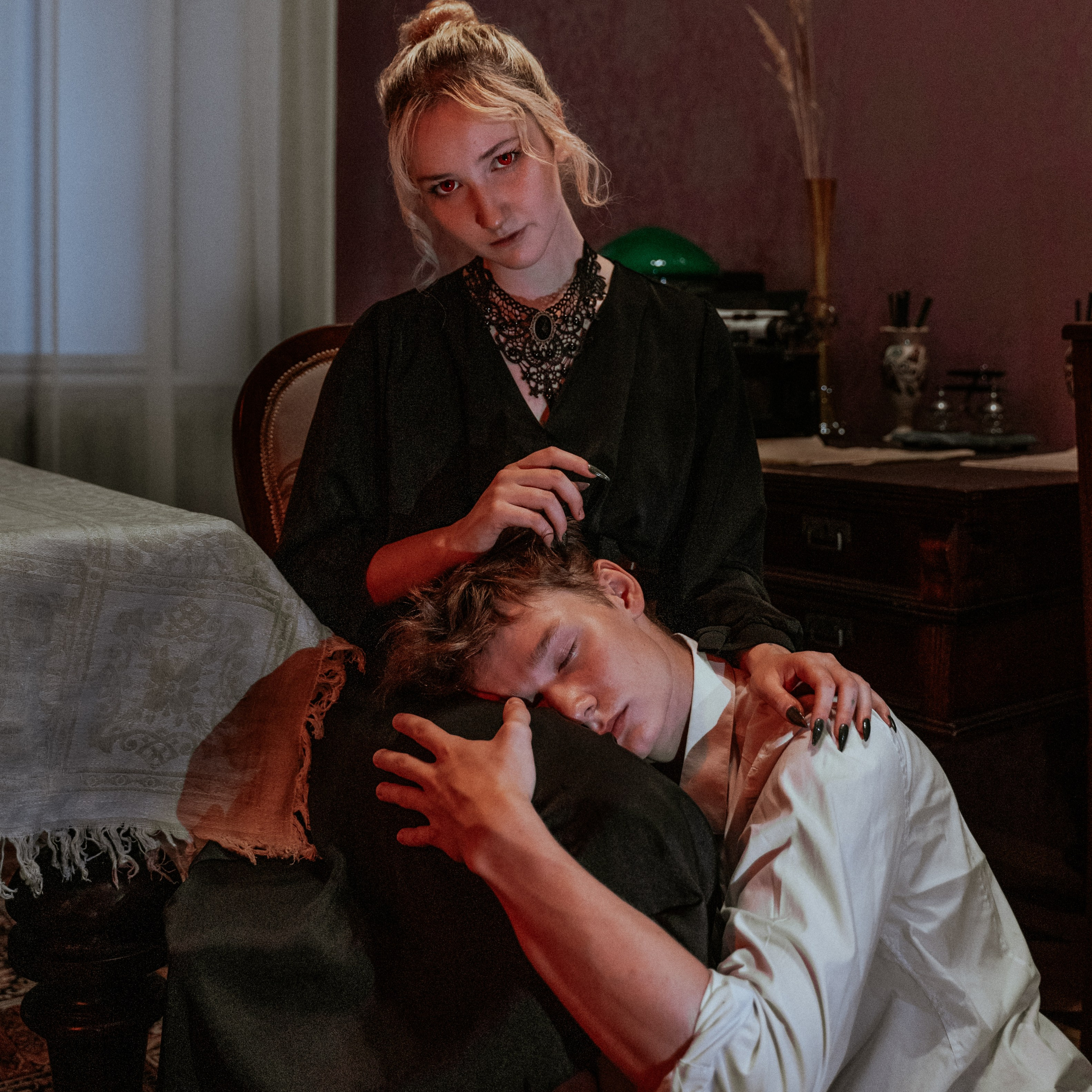 Мира — вампир