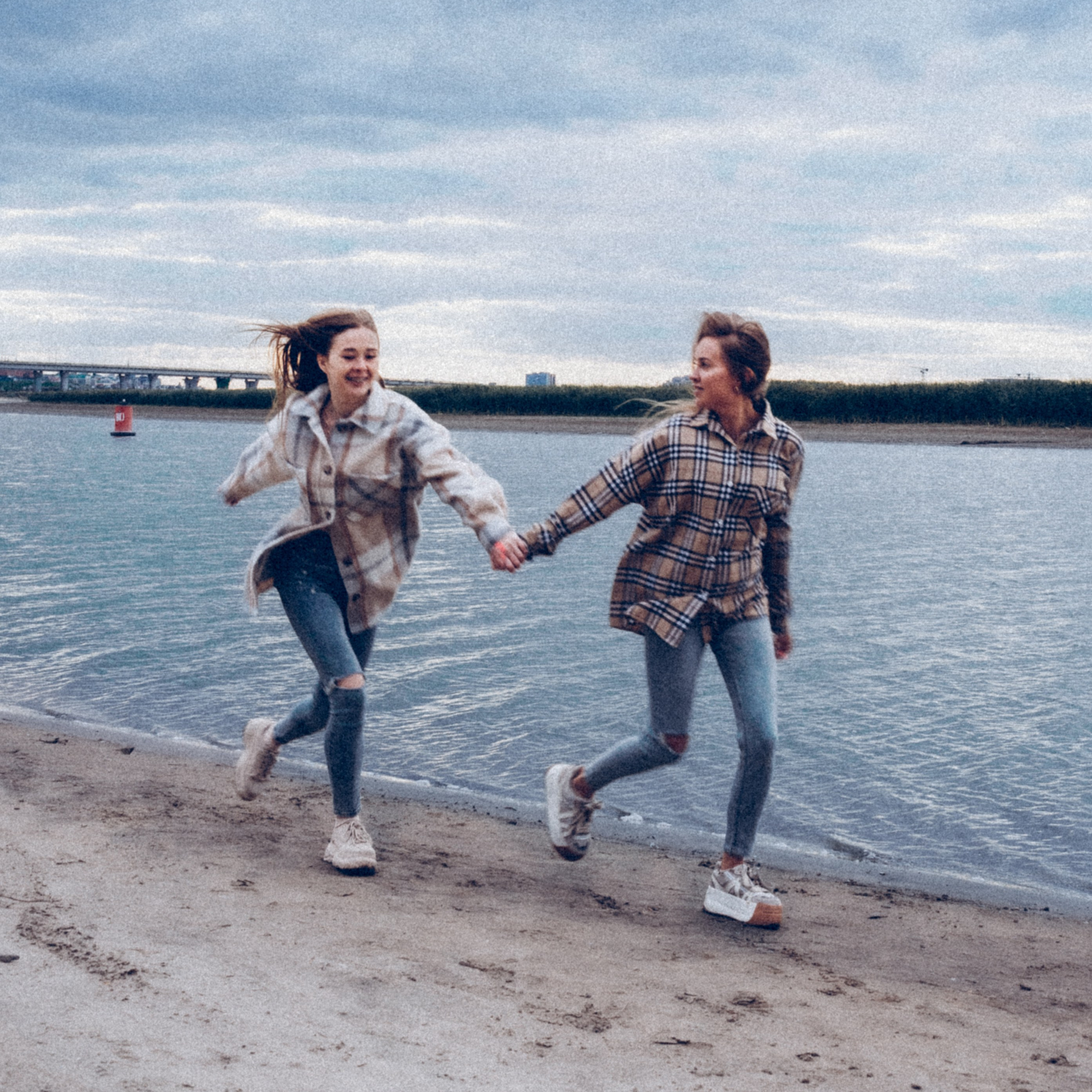 Подруги — Юля и Аня