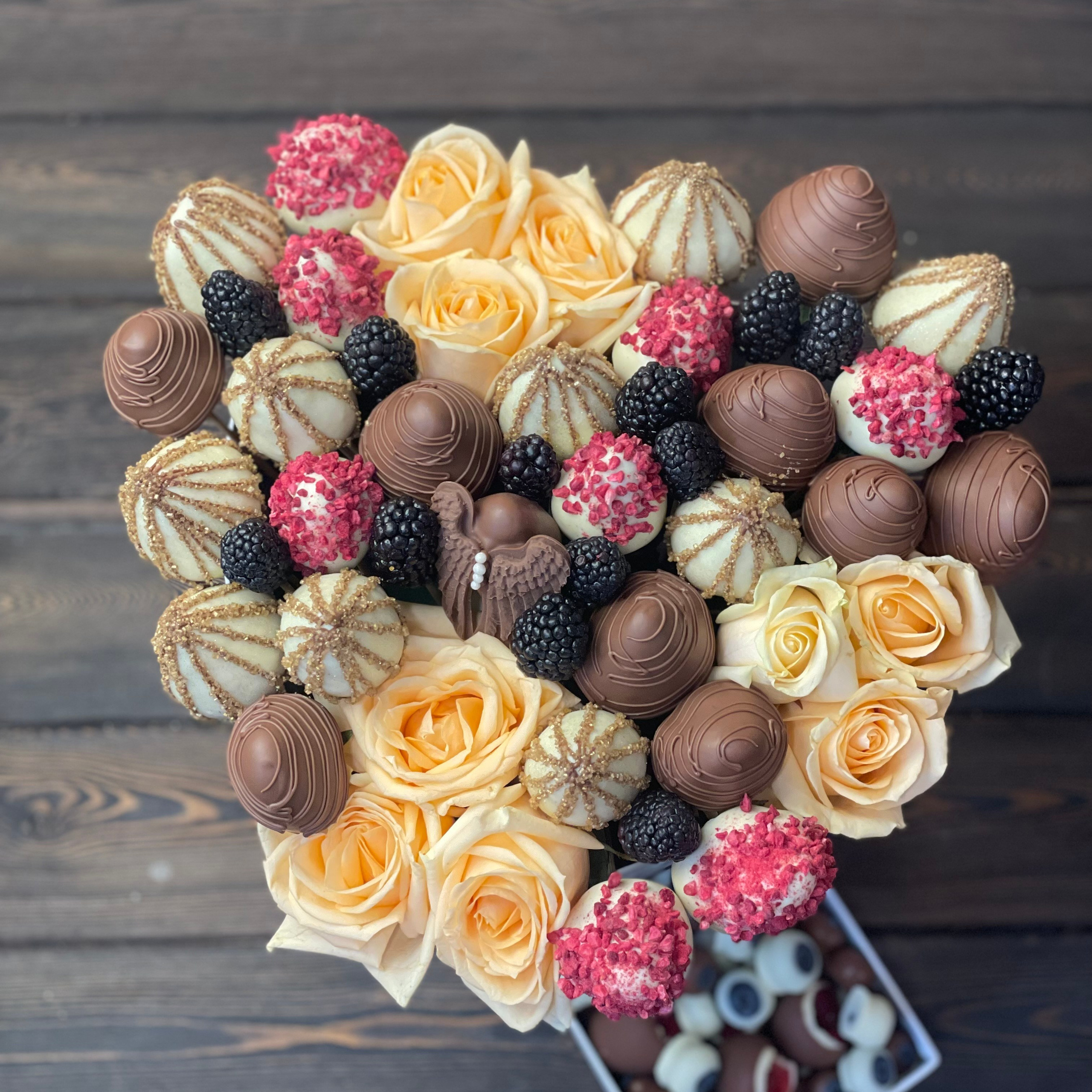 Шляпная коробочка «Признание». Клубника в шоколаде в Сургуте