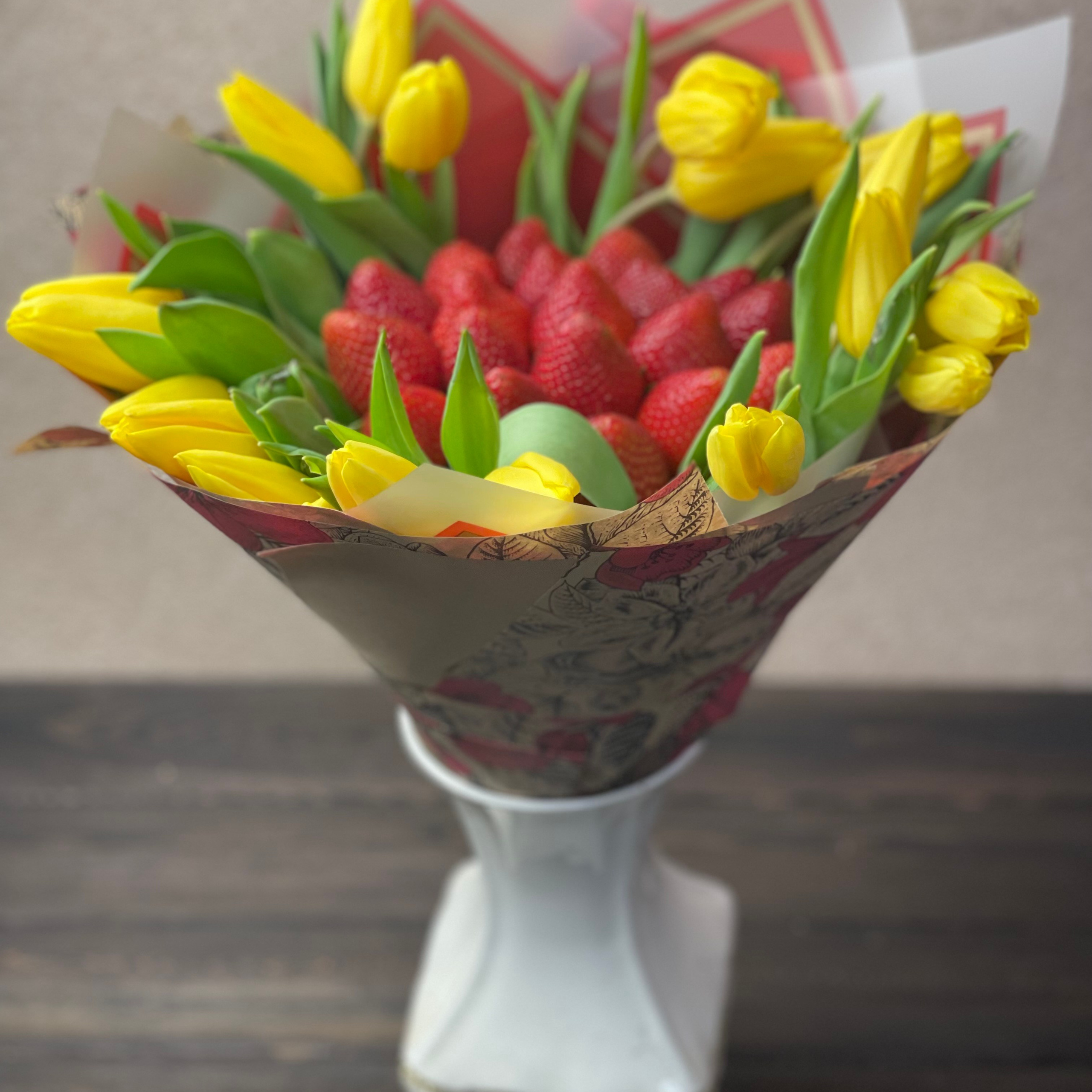 Букет из клубники в шоколаде «Яркое сочетание». Клубника в шоколаде в Сургуте