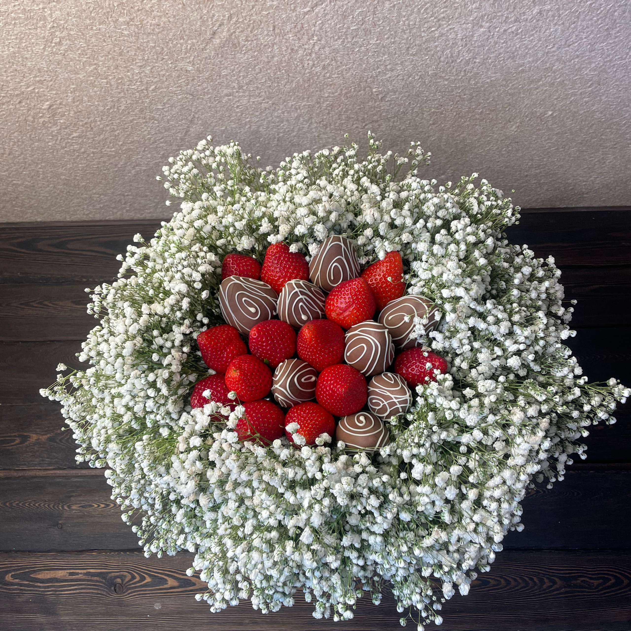 Букет из клубники в шоколаде «Воздушное облако». Клубника в шоколаде в Сургуте