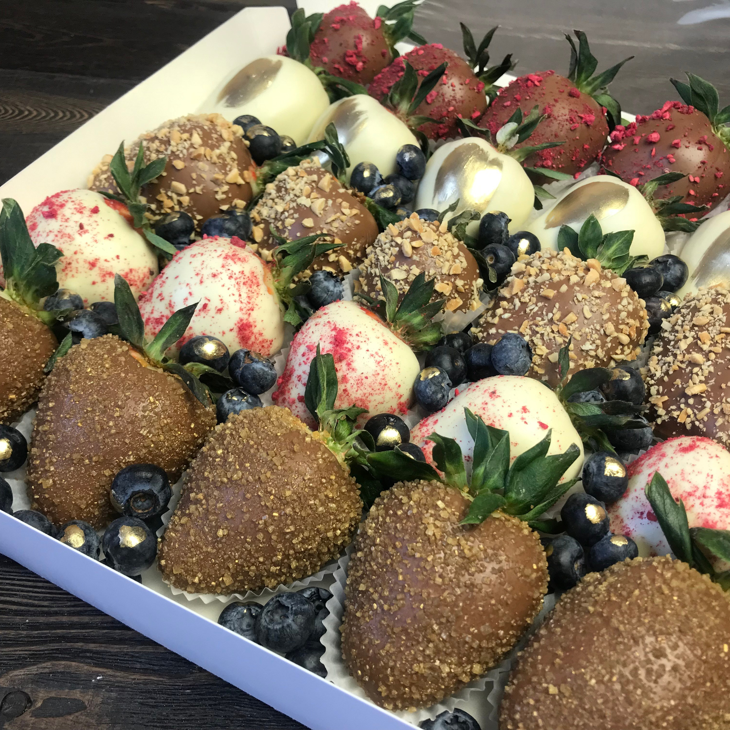 Набор Клубника в шоколаде «Романтик» с голубикой. Клубника в шоколаде в Сургуте