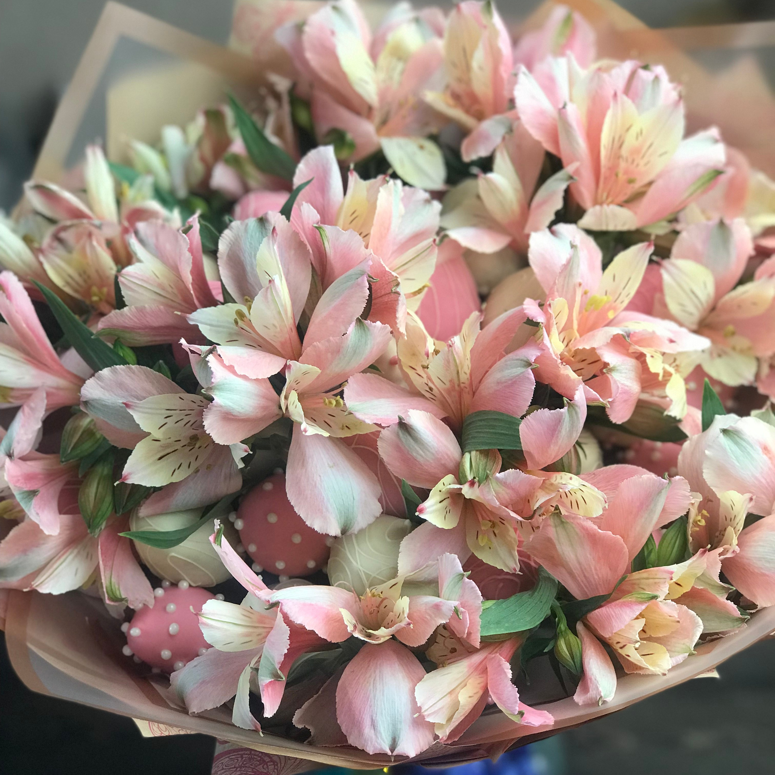 Букет из клубники в шоколаде «Волшебный момент». Клубника в шоколаде в Сургуте