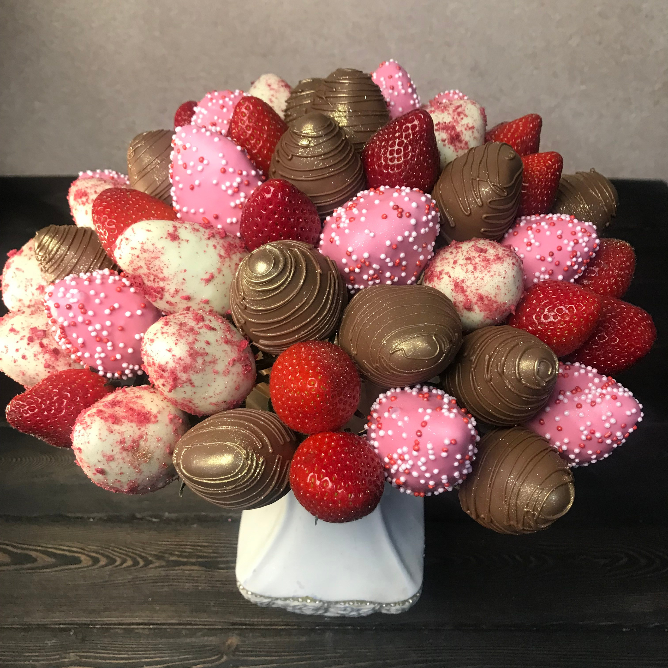 Букет из клубники в шоколаде "Игра чувств". Клубника в шоколаде в Сургуте