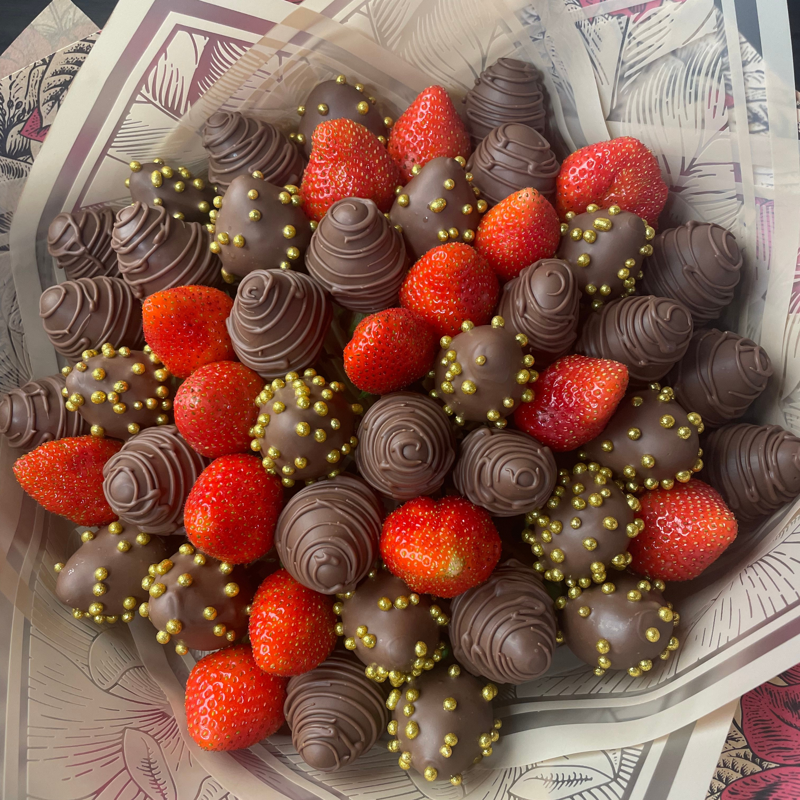 Букет из клубники в шоколаде «Золотые перья». Клубника в шоколаде в Сургуте