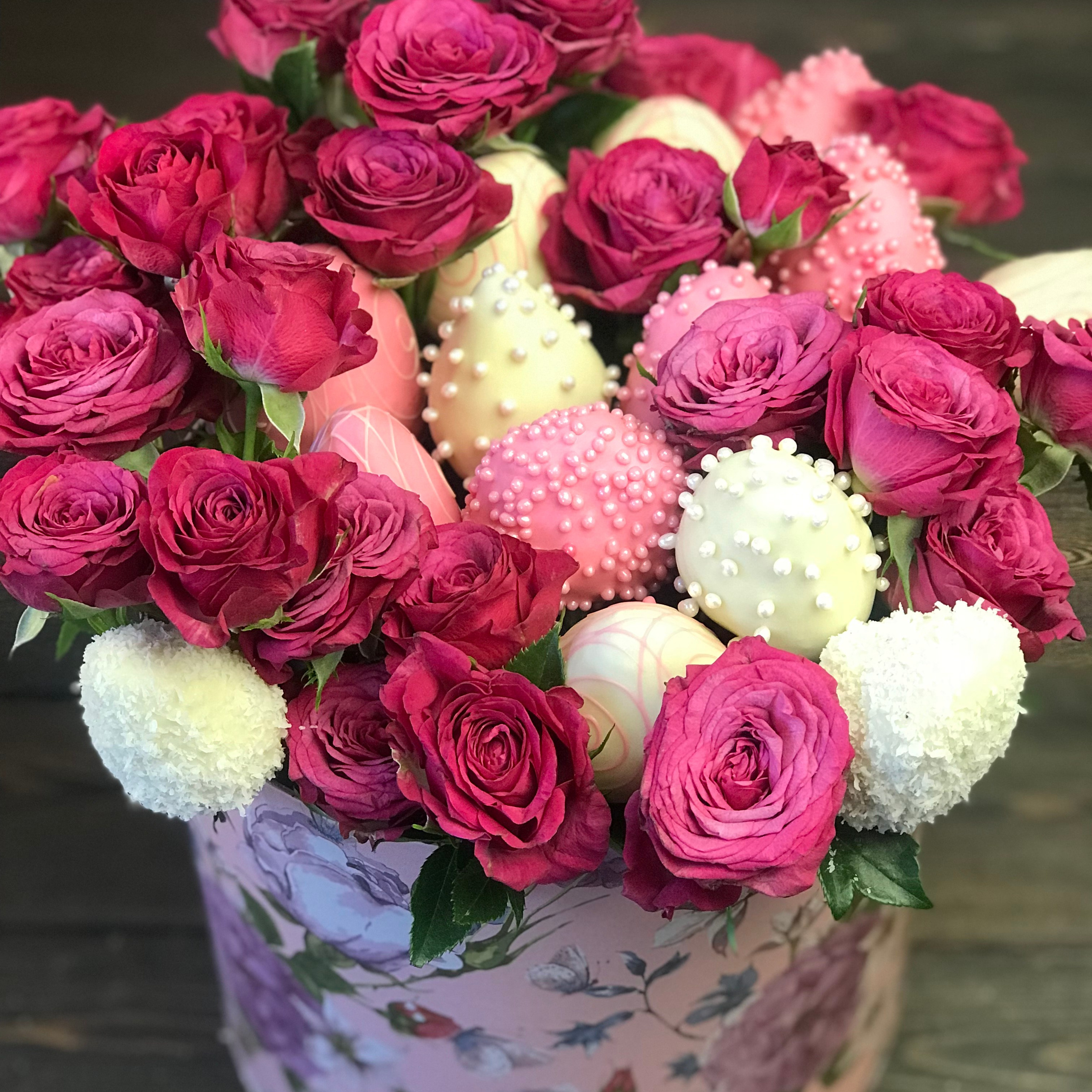 Шляпная коробочка «Эмоции любви». Клубника в шоколаде в Сургуте