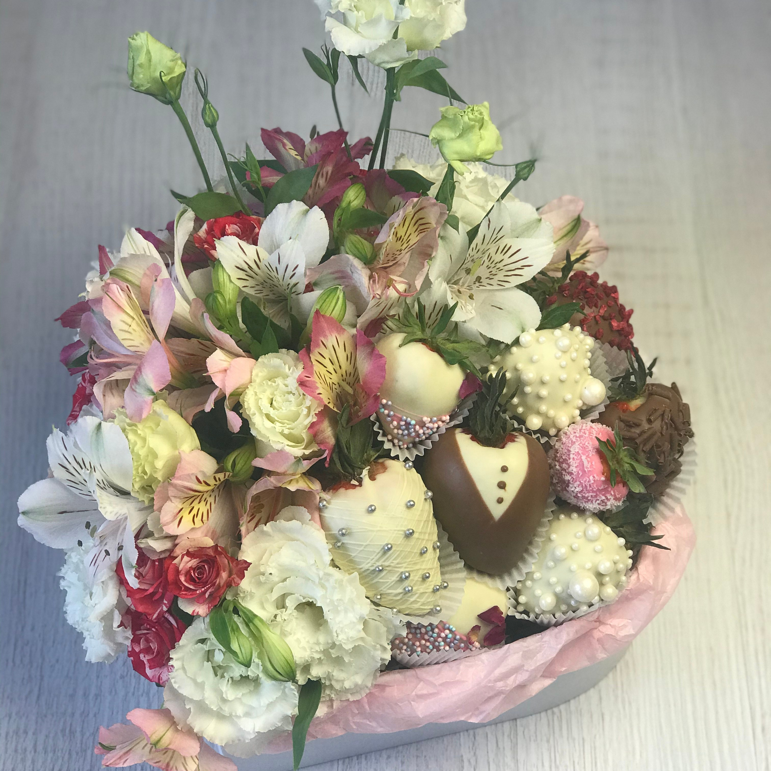 Сердце клубника в шоколаде «Молодожёны». Клубника в шоколаде в Сургуте