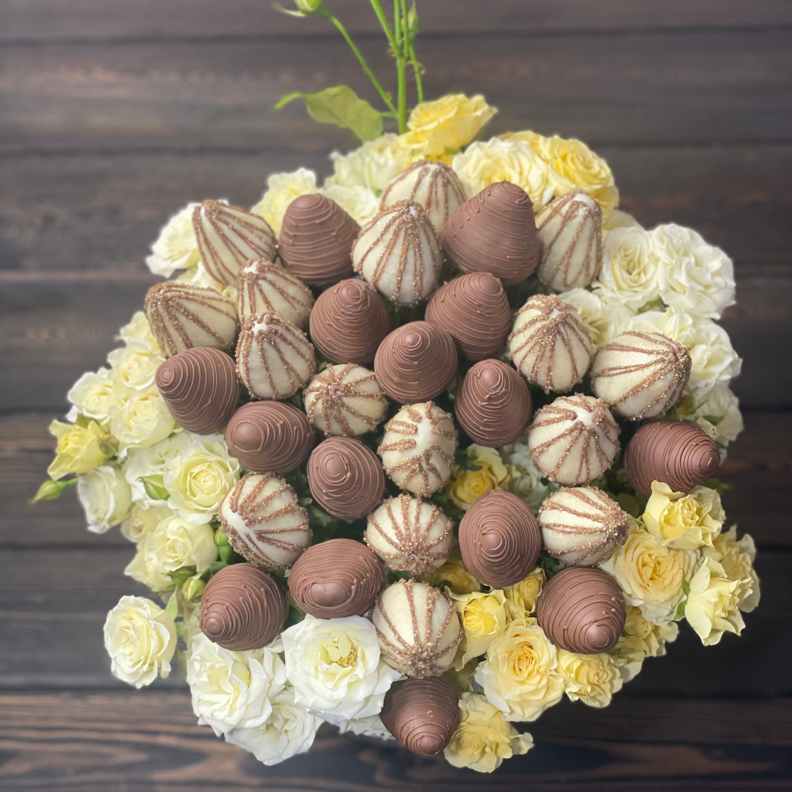 Шляпная коробочка «Цветочный сюрприз». Клубника в шоколаде в Сургуте