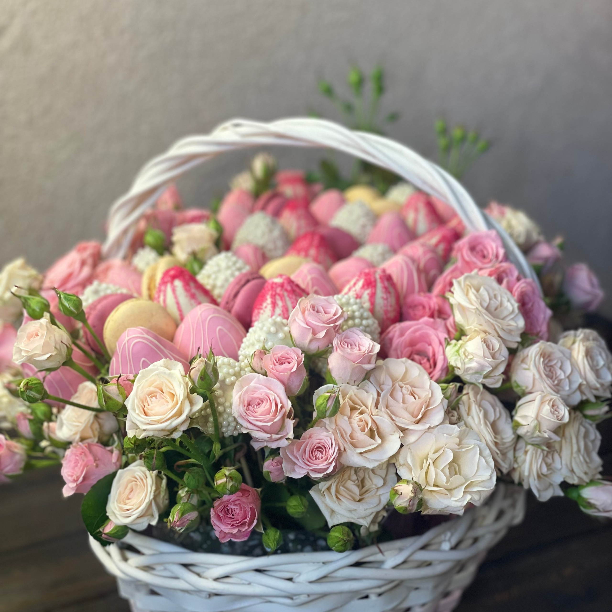 Корзина с цветами. Клубника в шоколаде в Сургуте