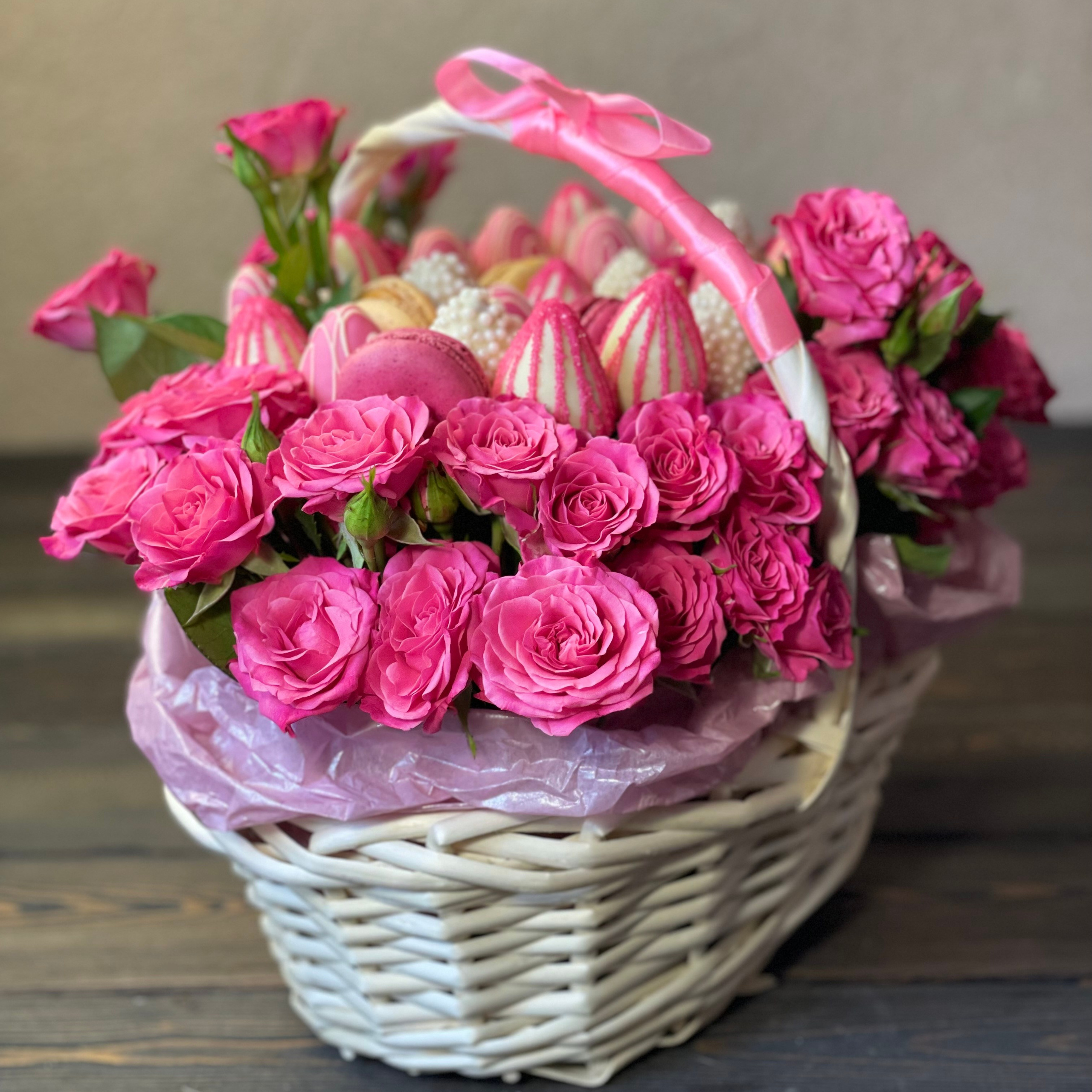 Корзина с цветами. Клубника в шоколаде в Сургуте