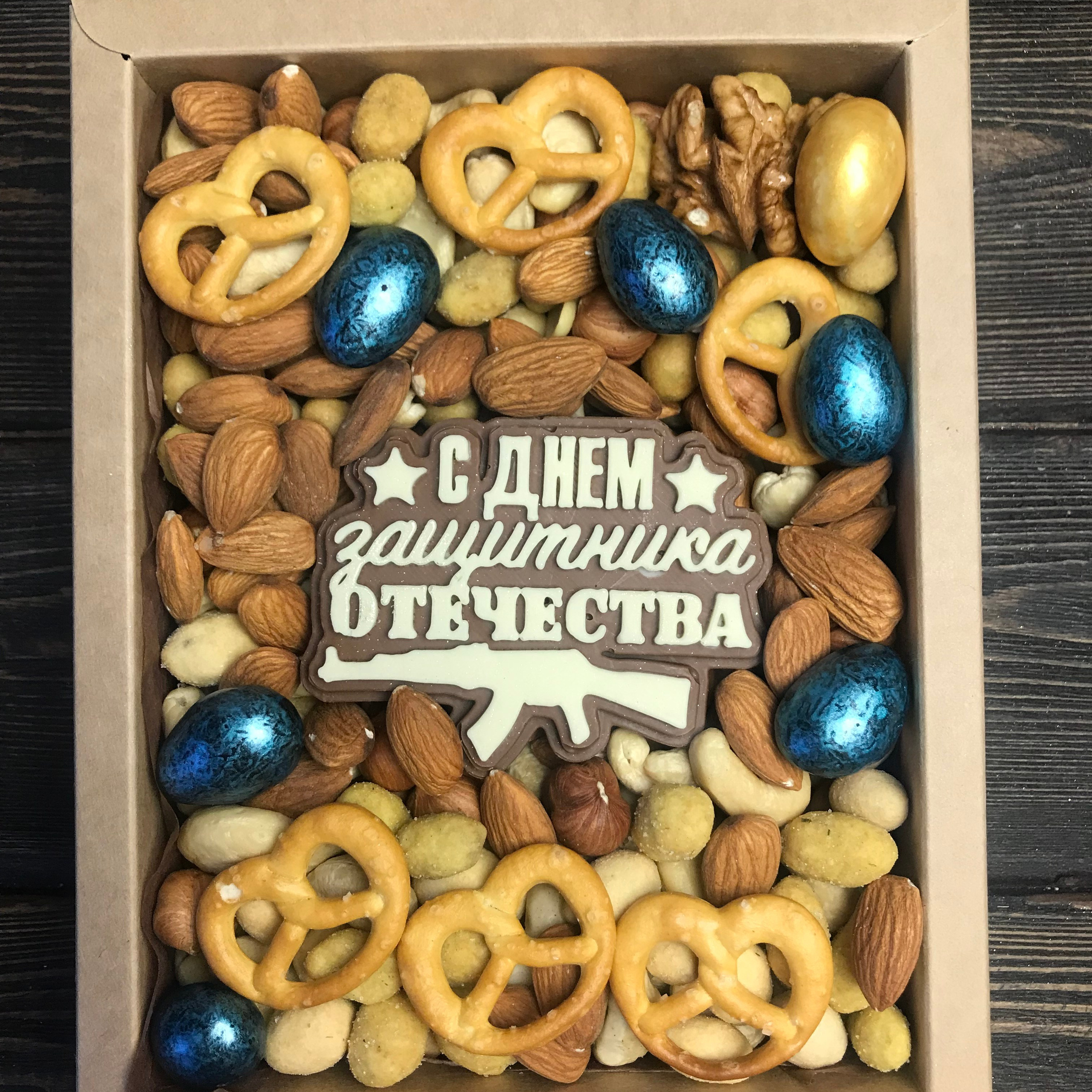 Набор с орехами "С Днём защитника Отечества". Клубника в шоколаде в Сургуте