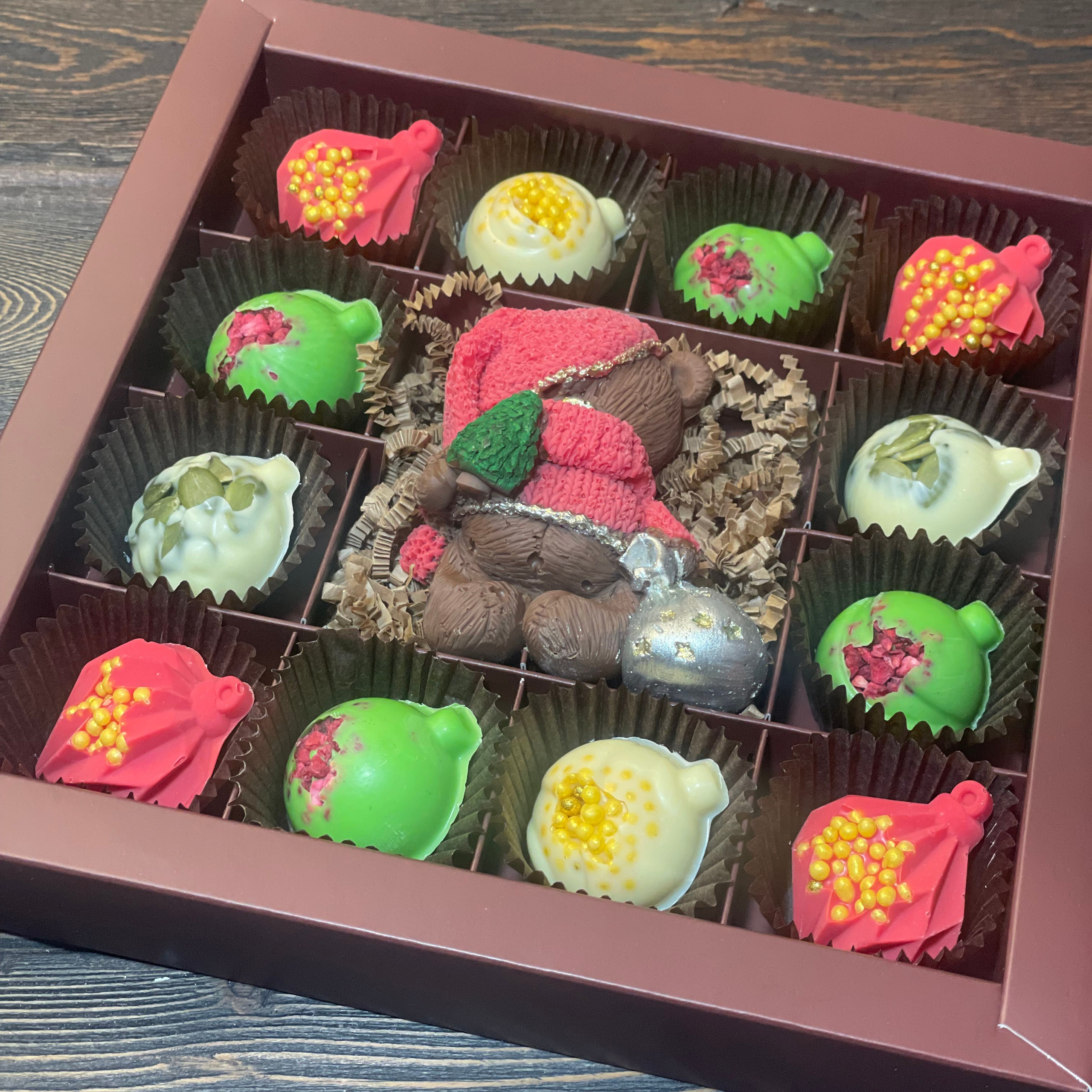 Шоколадный набор «Мишка с подарком». Клубника в шоколаде в Сургуте