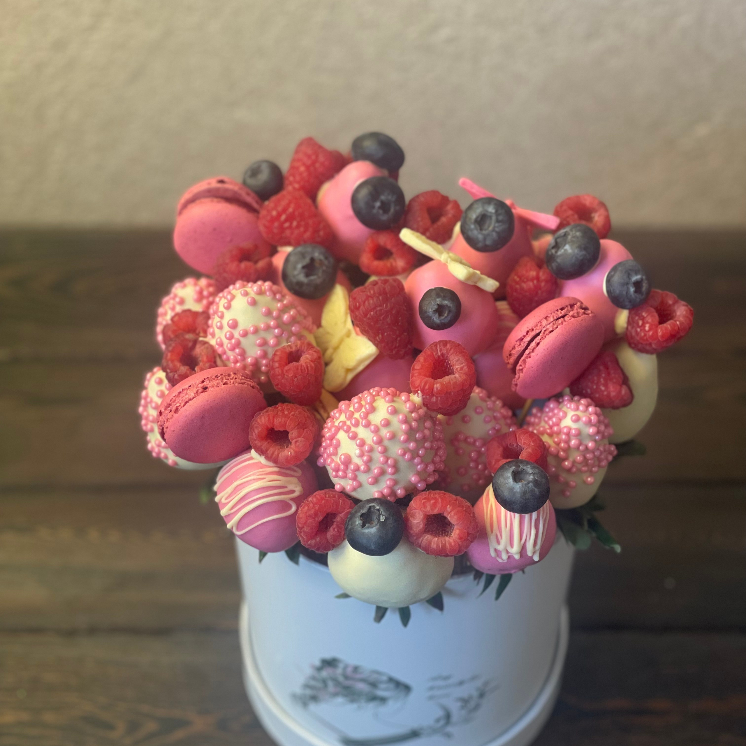 Шляпная коробочка «Знак любви». Клубника в шоколаде в Сургуте