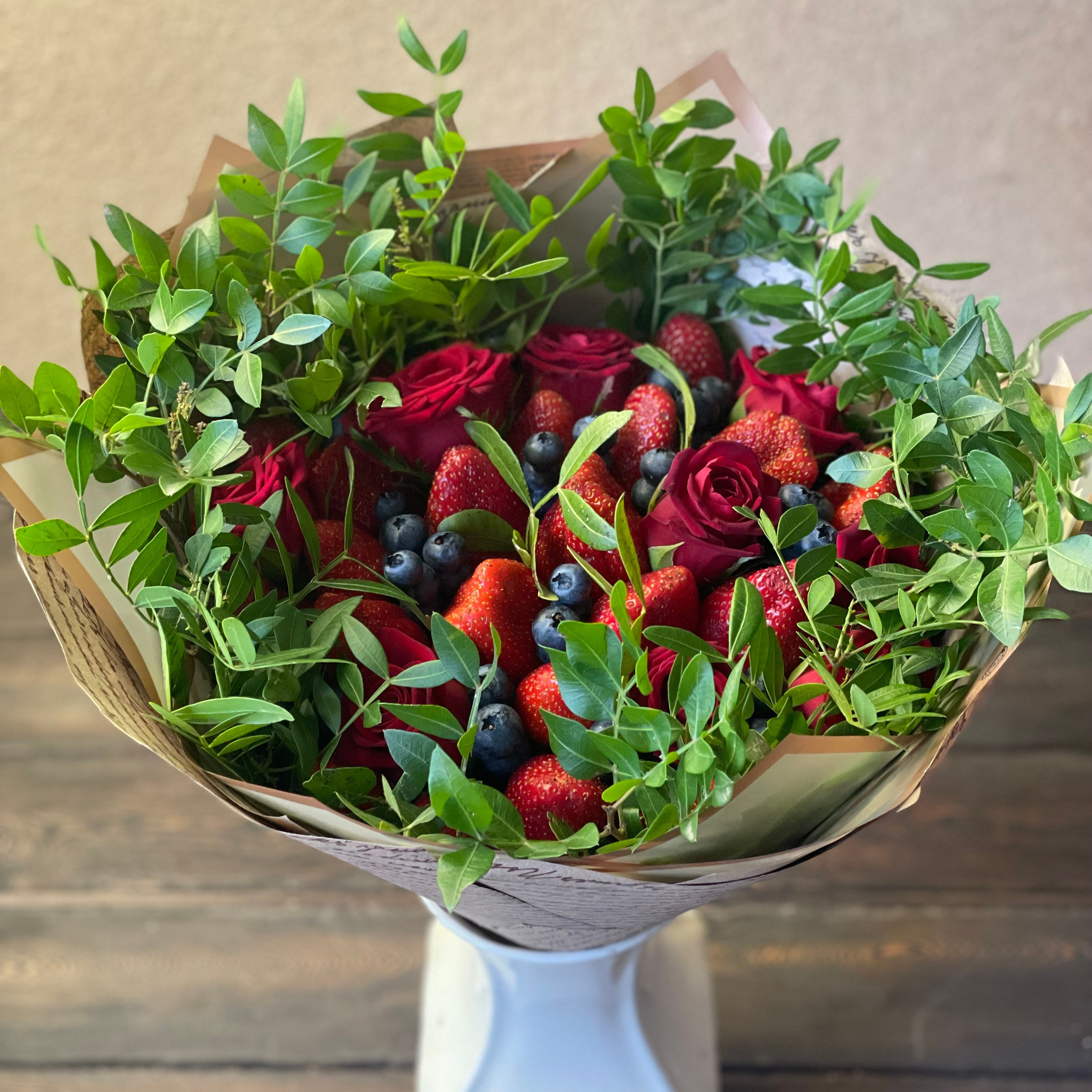 Букет из клубники в шоколаде «Смелый вариант». Клубника в шоколаде в Сургуте