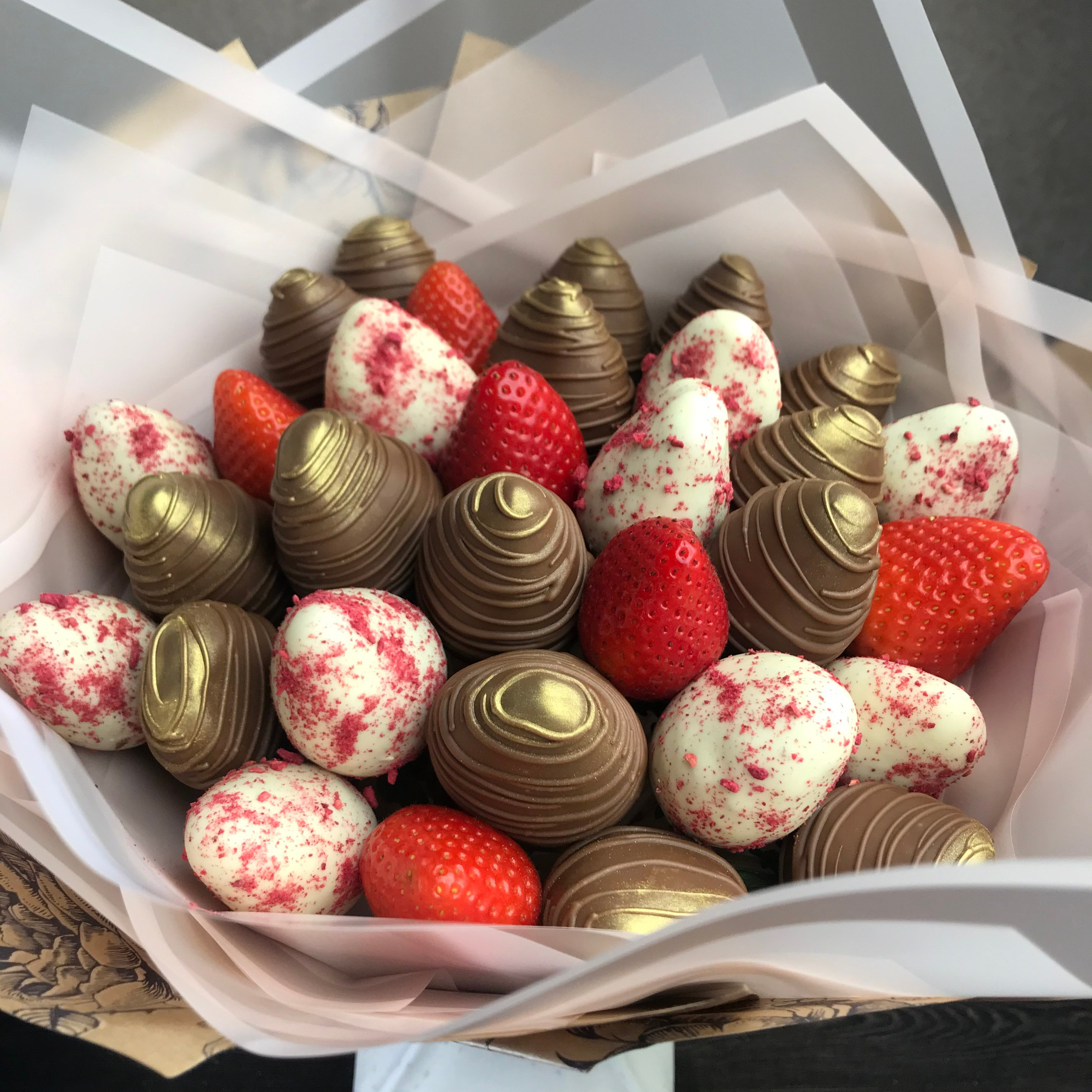 Букет из клубники в шоколаде "Млечный путь". Клубника в шоколаде в Сургуте