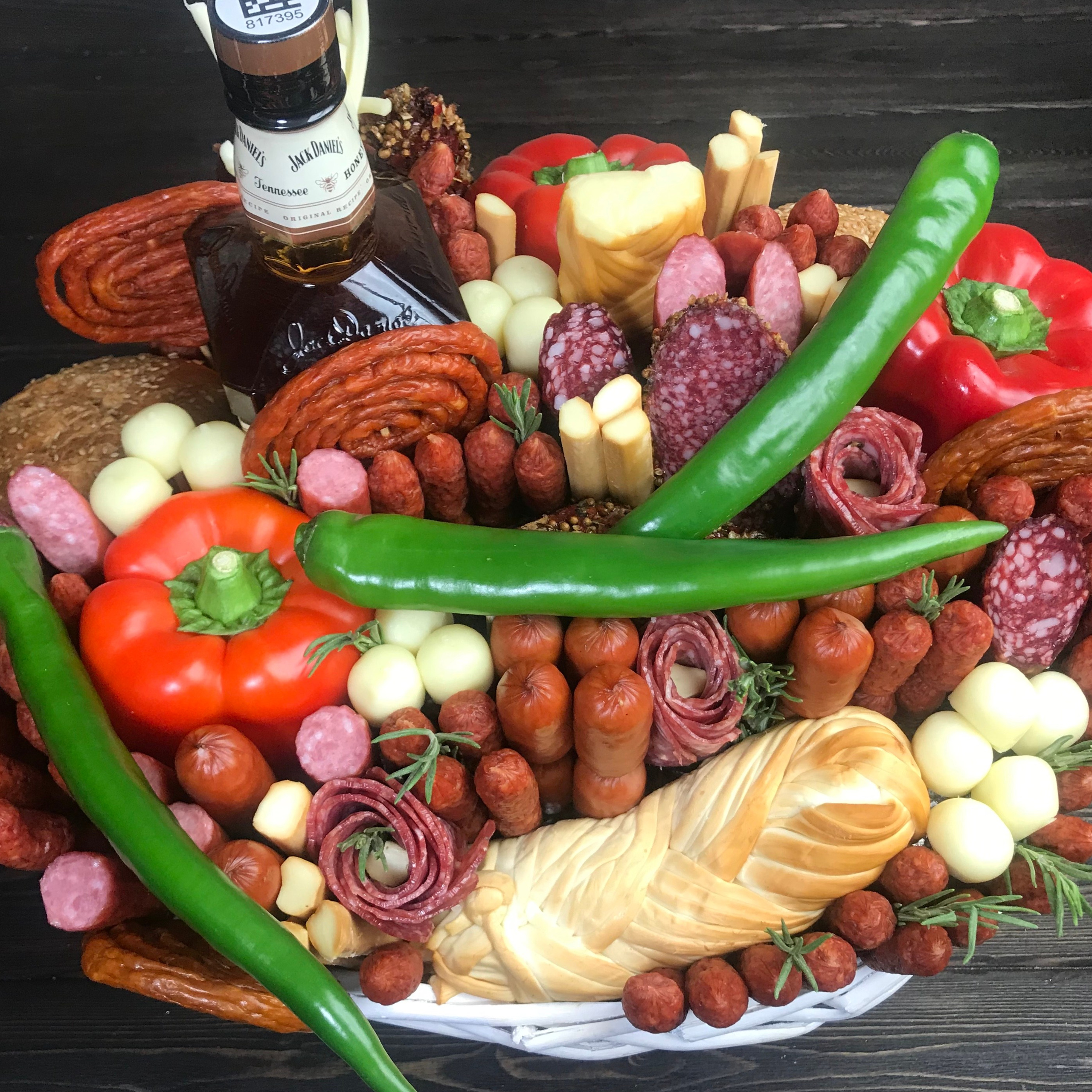 Мясная корзина «Элитный подарок». Клубника в шоколаде в Сургуте