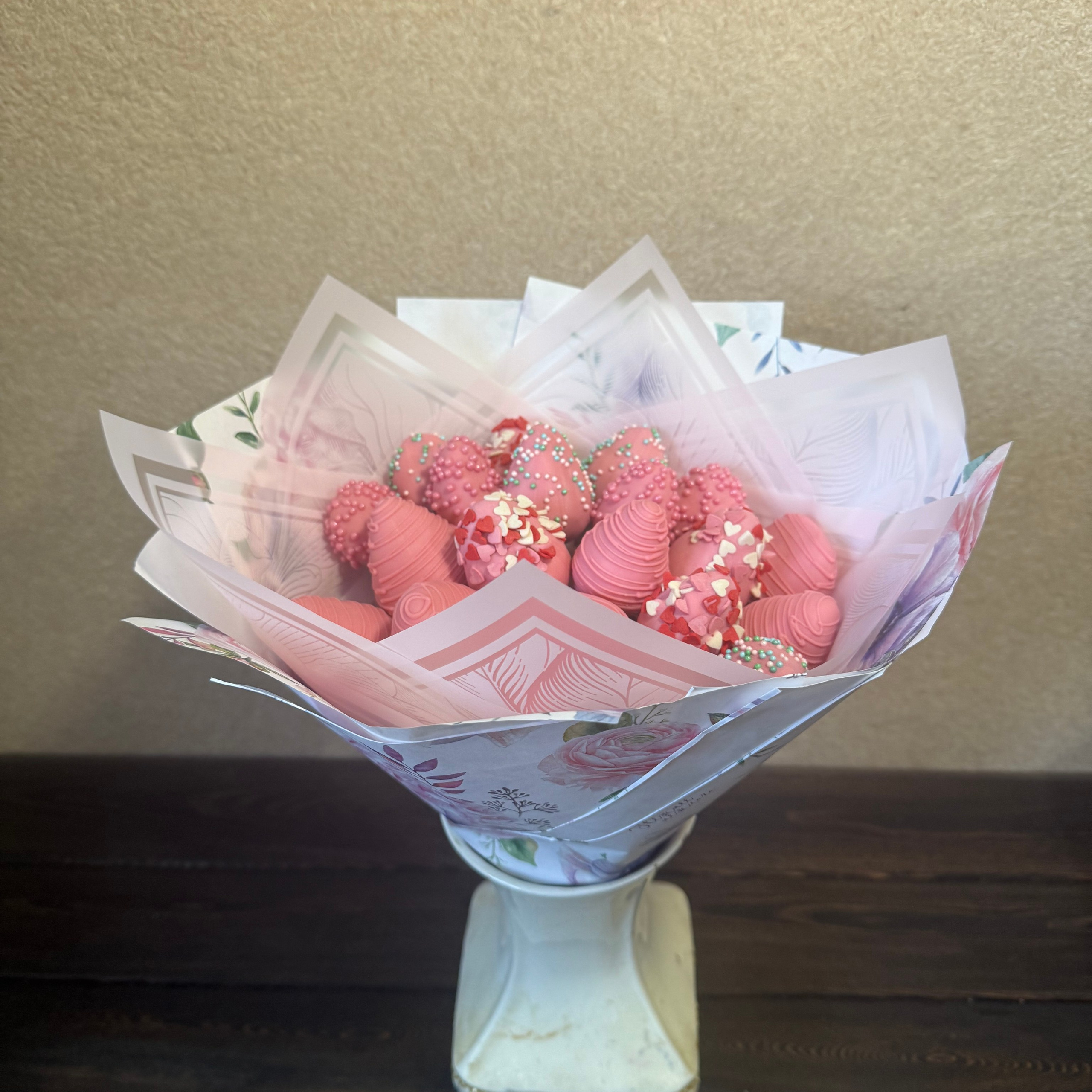 Букет из клубники в шоколаде «Знак любви». Клубника в шоколаде в Сургуте