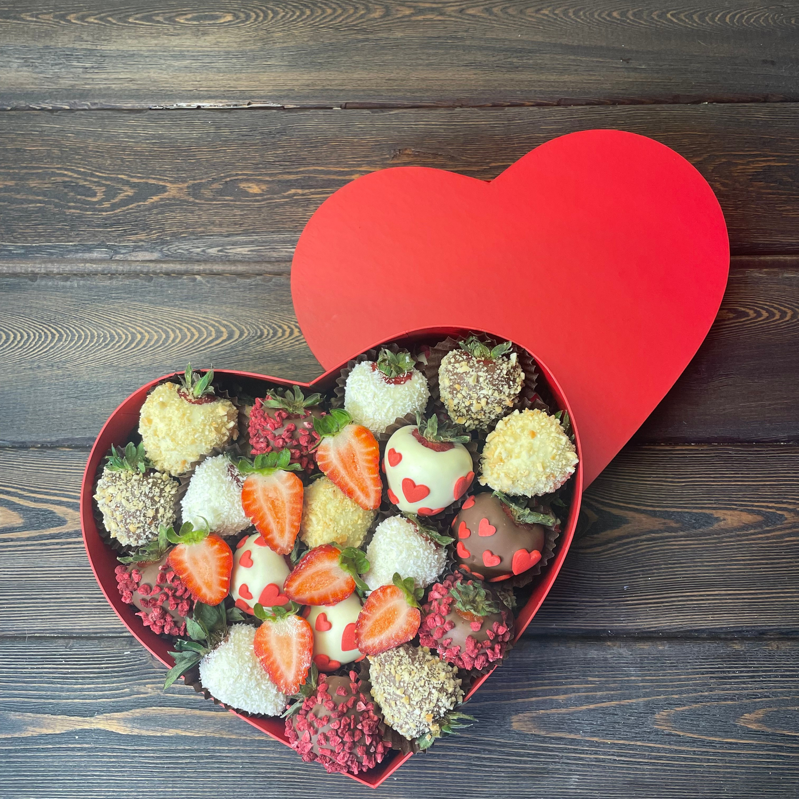 Сердце клубника в шоколаде «Обещание любви». Клубника в шоколаде в Сургуте