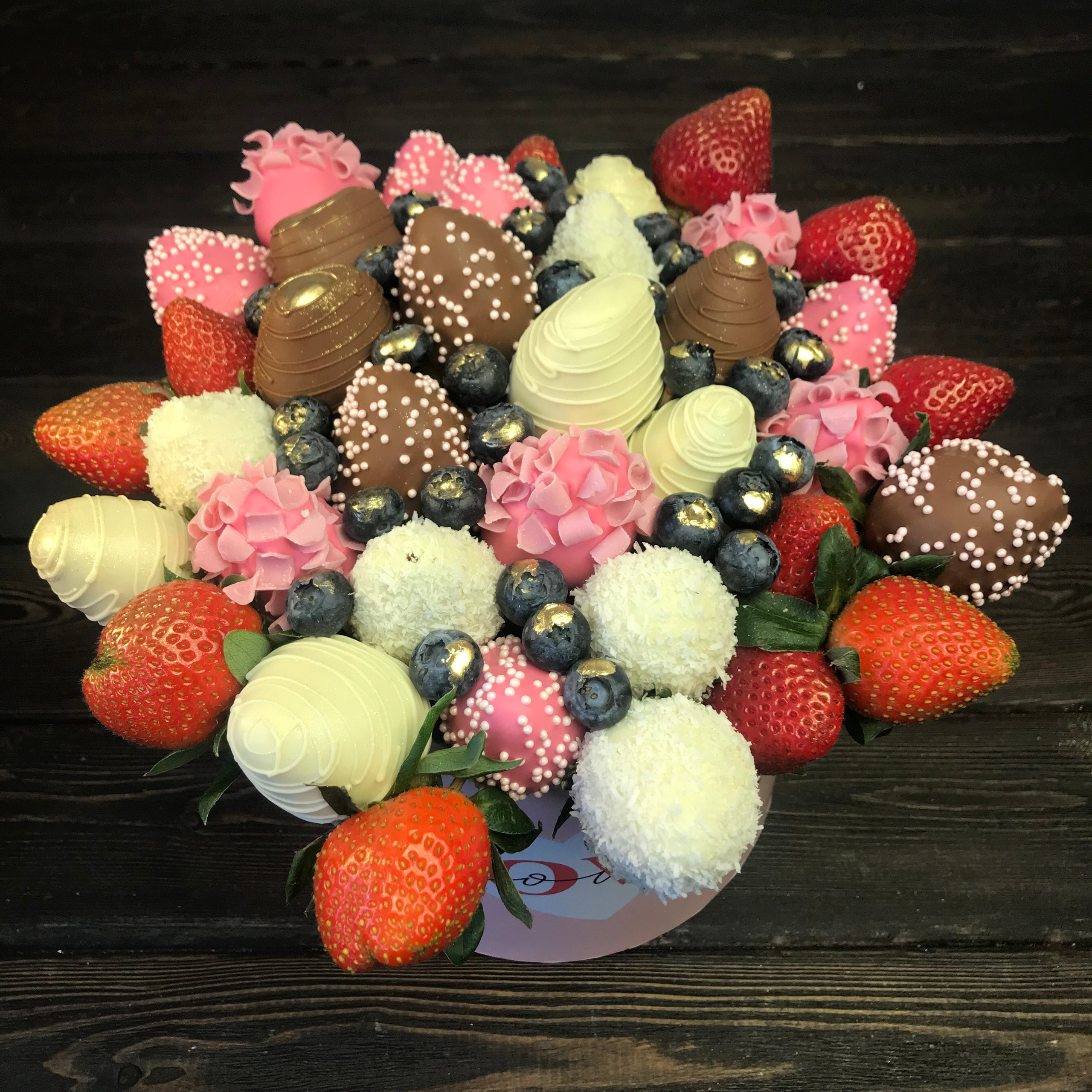 Шляпная коробочка «Сад радости». Клубника в шоколаде в Сургуте