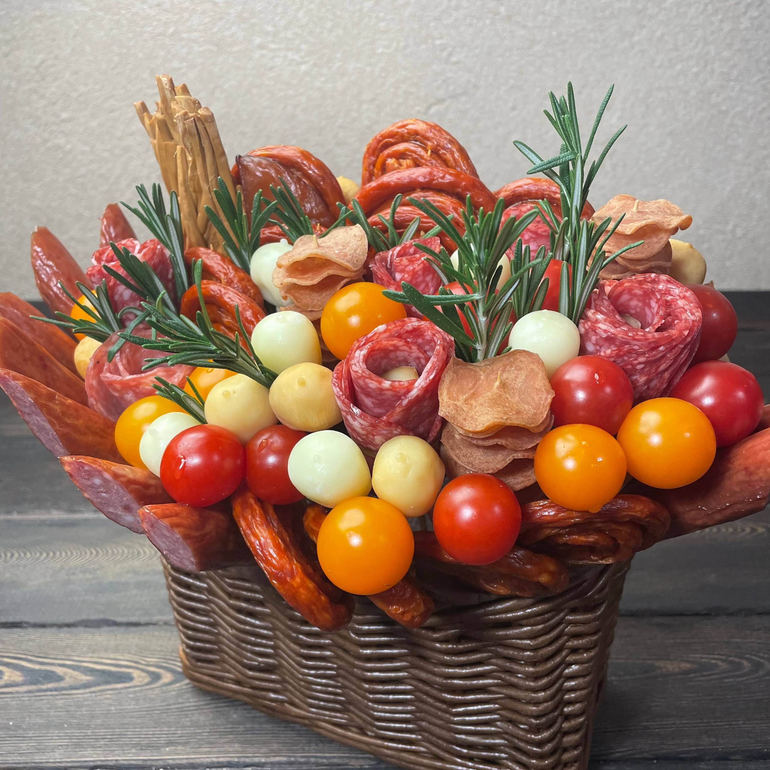 Мясная корзина «Просто крассавчик». Клубника в шоколаде в Сургуте