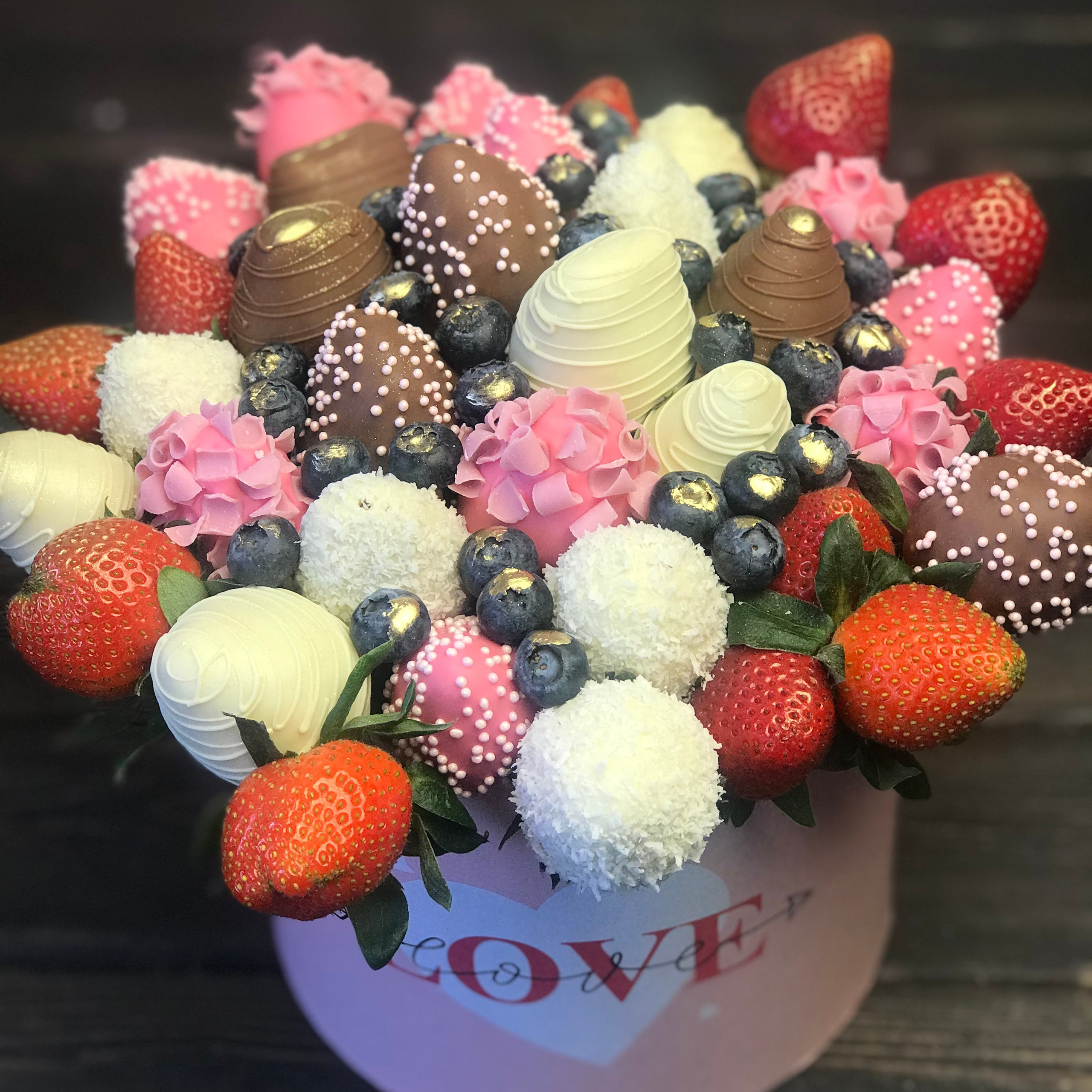 Шляпная коробочка «Сад радости». Клубника в шоколаде в Сургуте