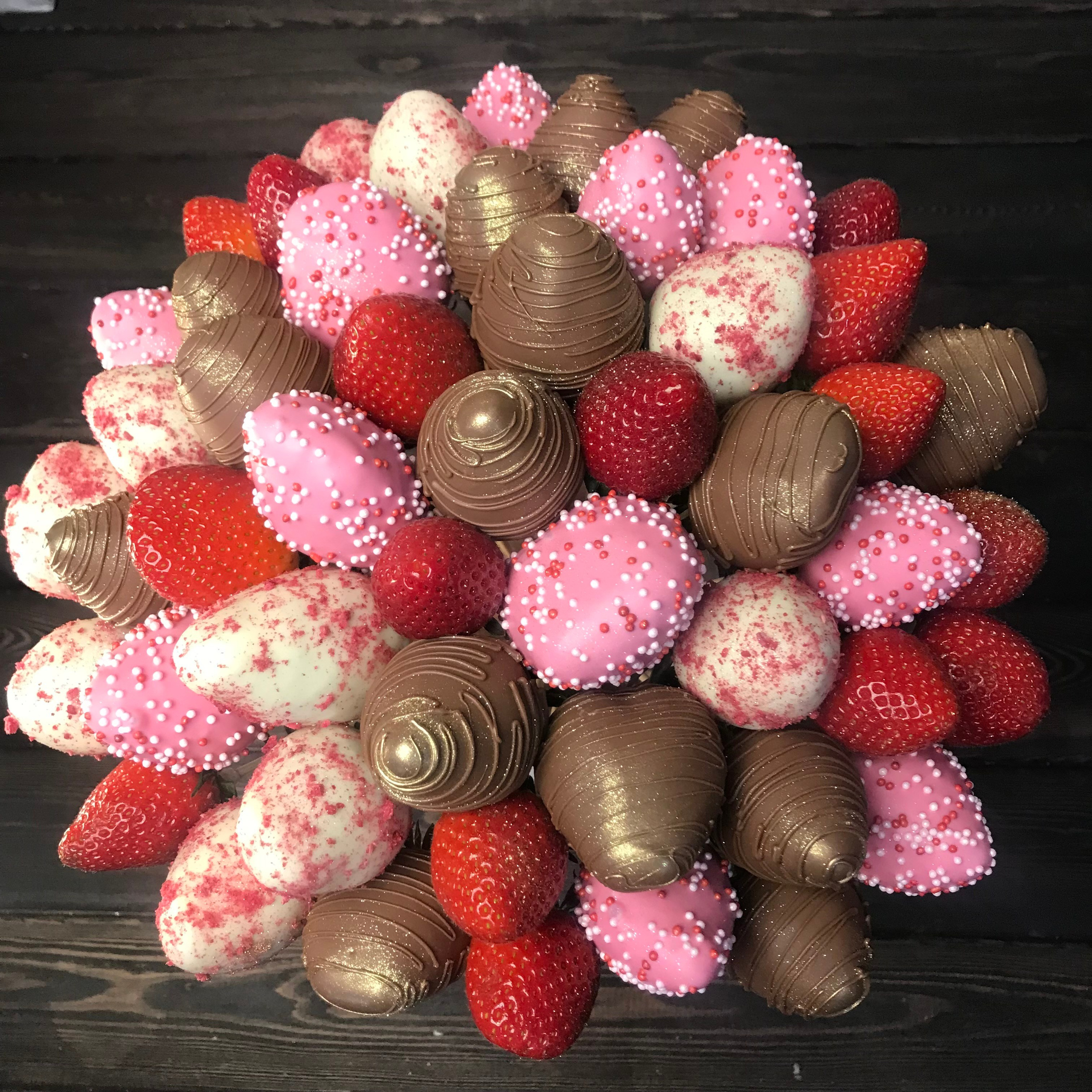 Букет из клубники в шоколаде "Игра чувств". Клубника в шоколаде в Сургуте